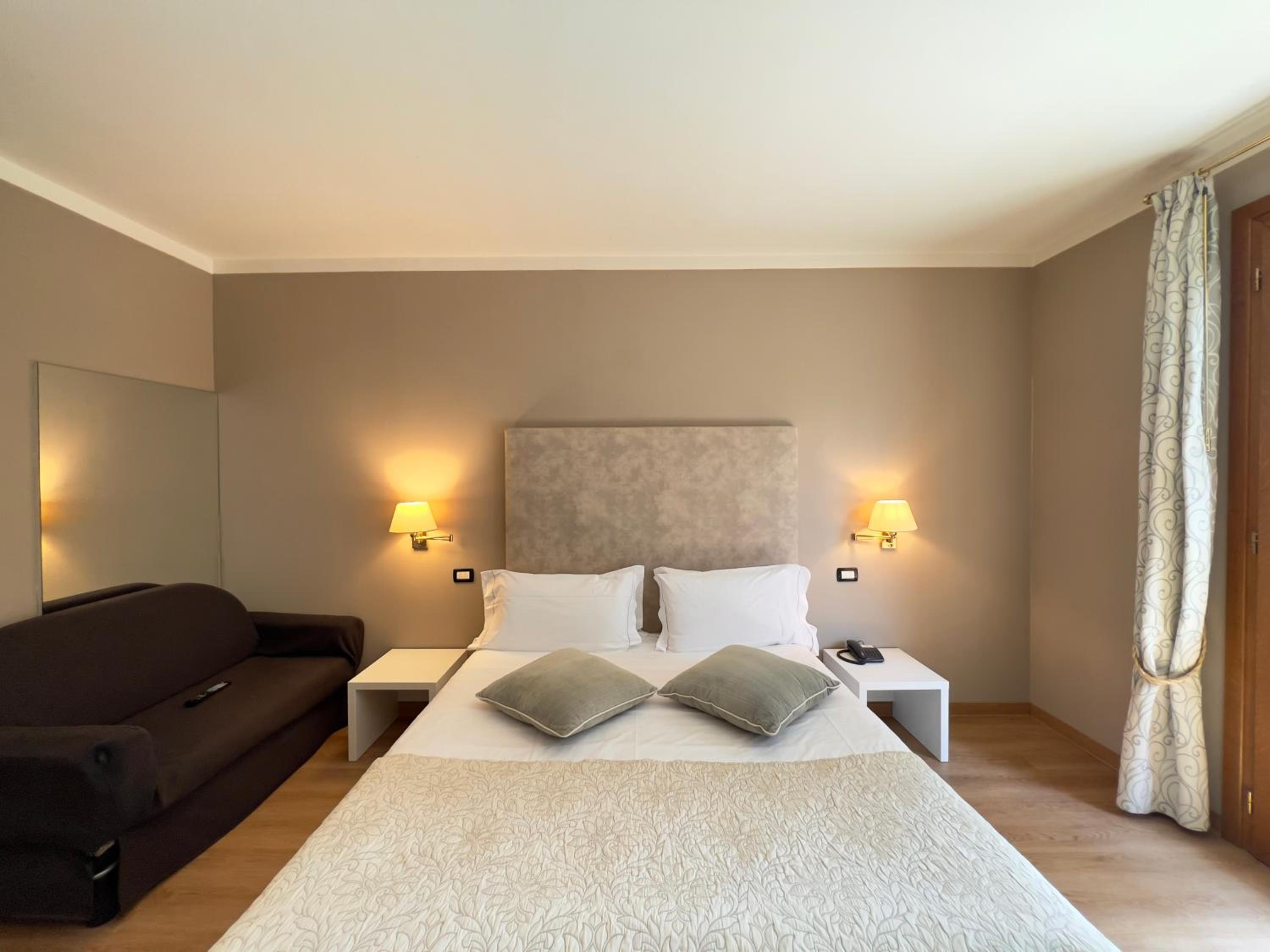 Superior Double Room with Balcony - Photo 1