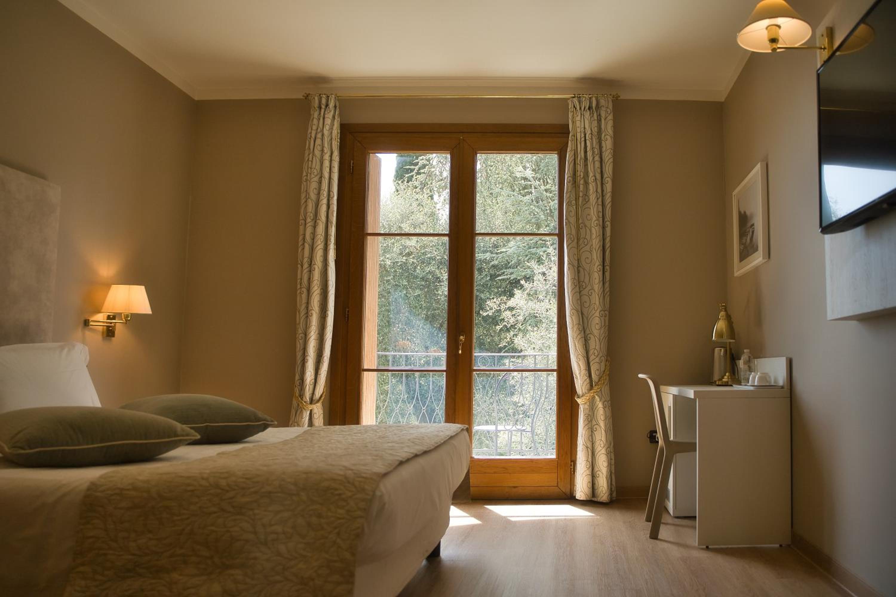 Superior Double Room with Balcony - Photo 2