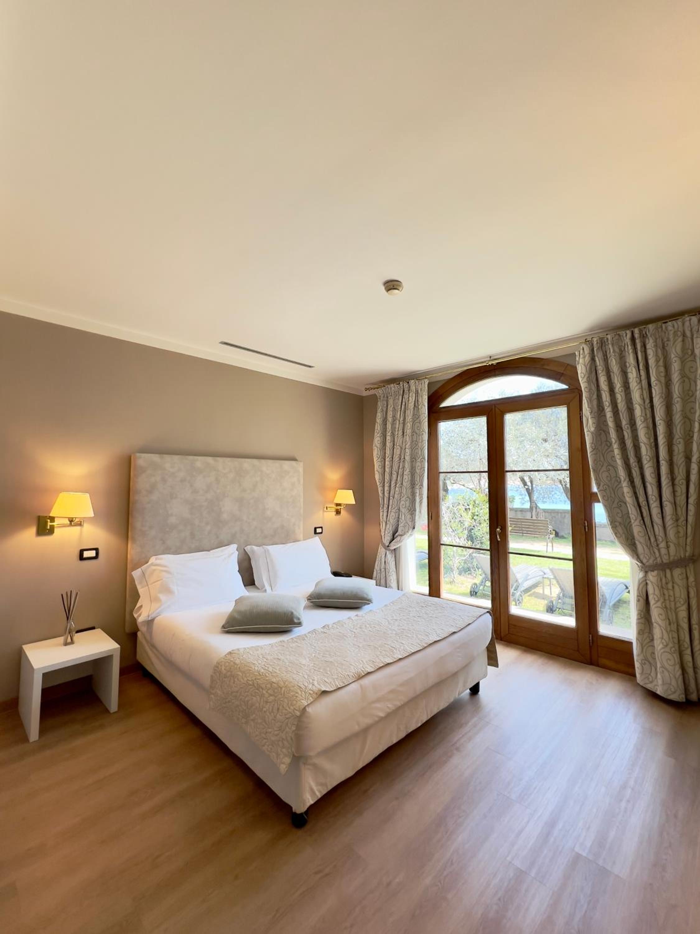 Deluxe Double or Twin Room with Lake View - Photo 5