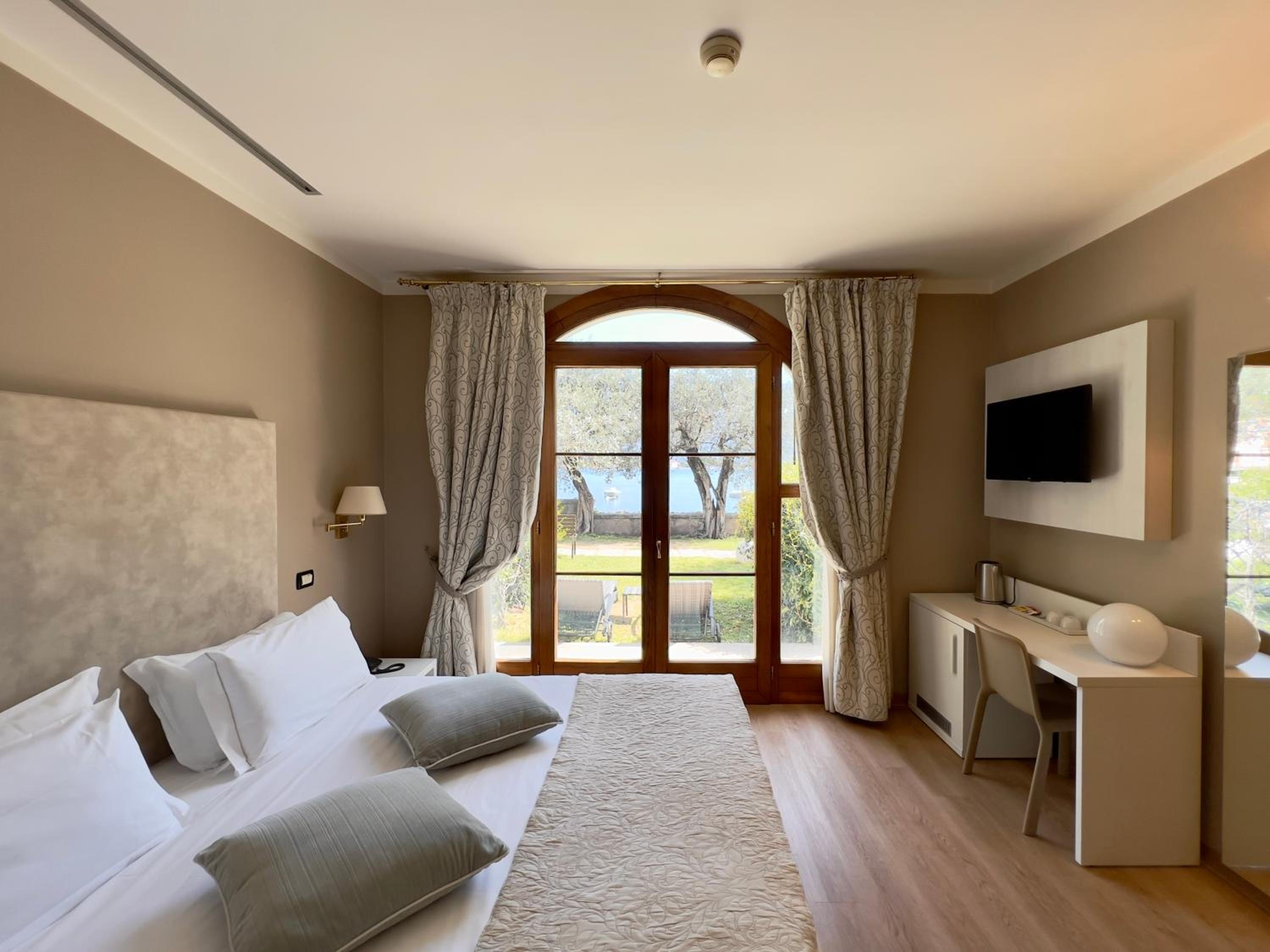 Deluxe Double or Twin Room with Lake View - Photo 1