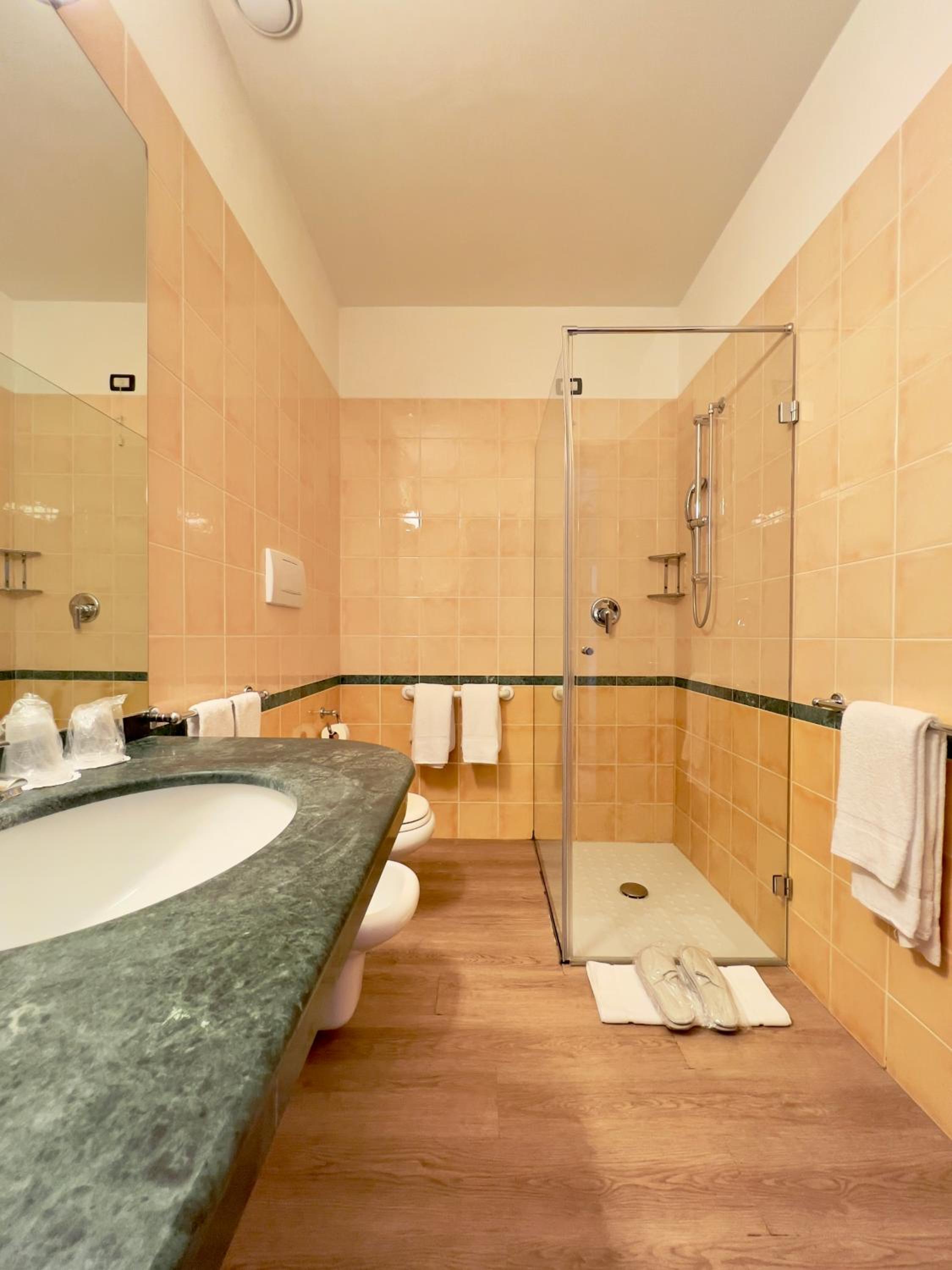 Superior Double Room with Balcony - Photo 3