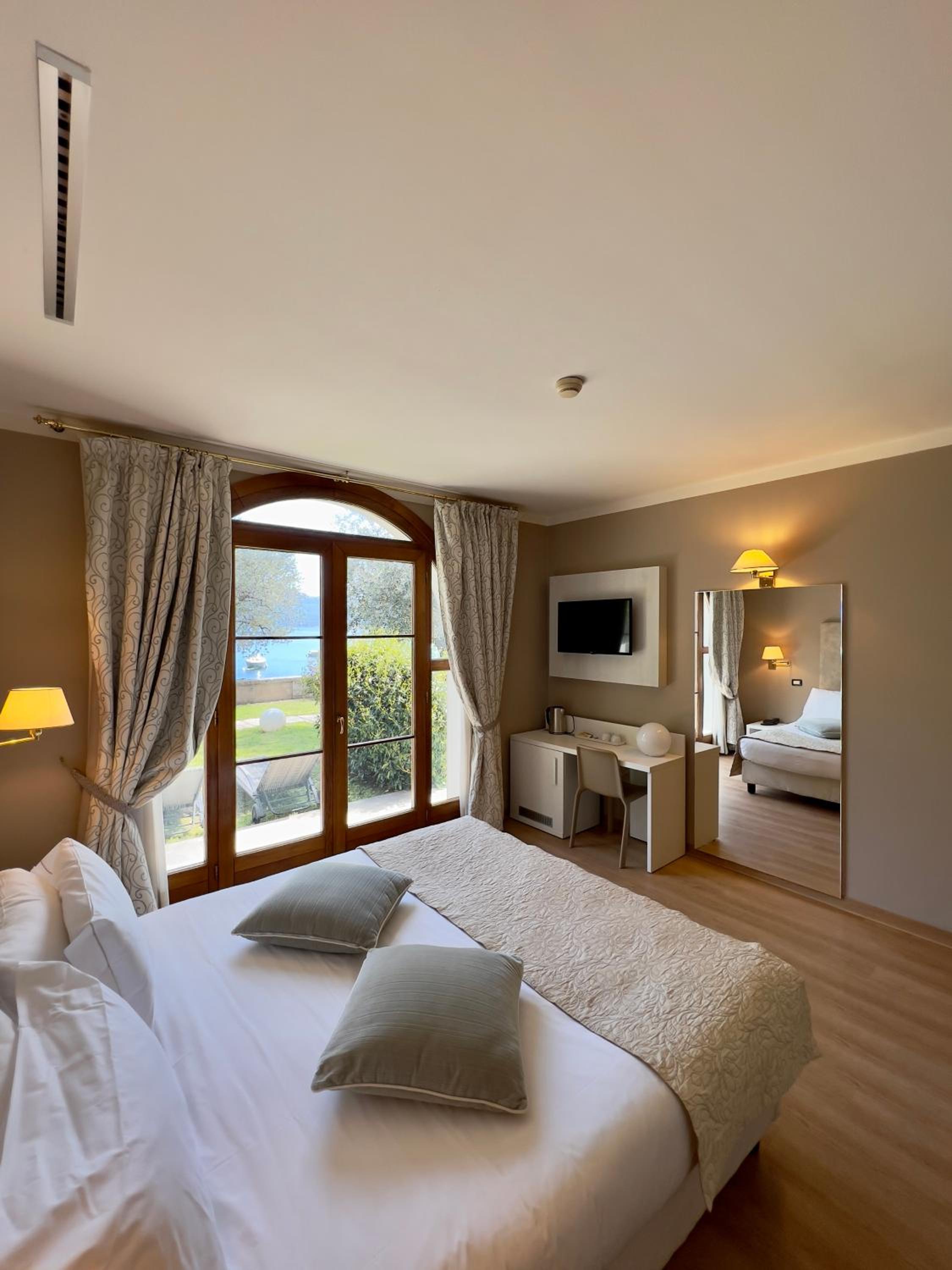 Deluxe Double or Twin Room with Lake View - Photo 4