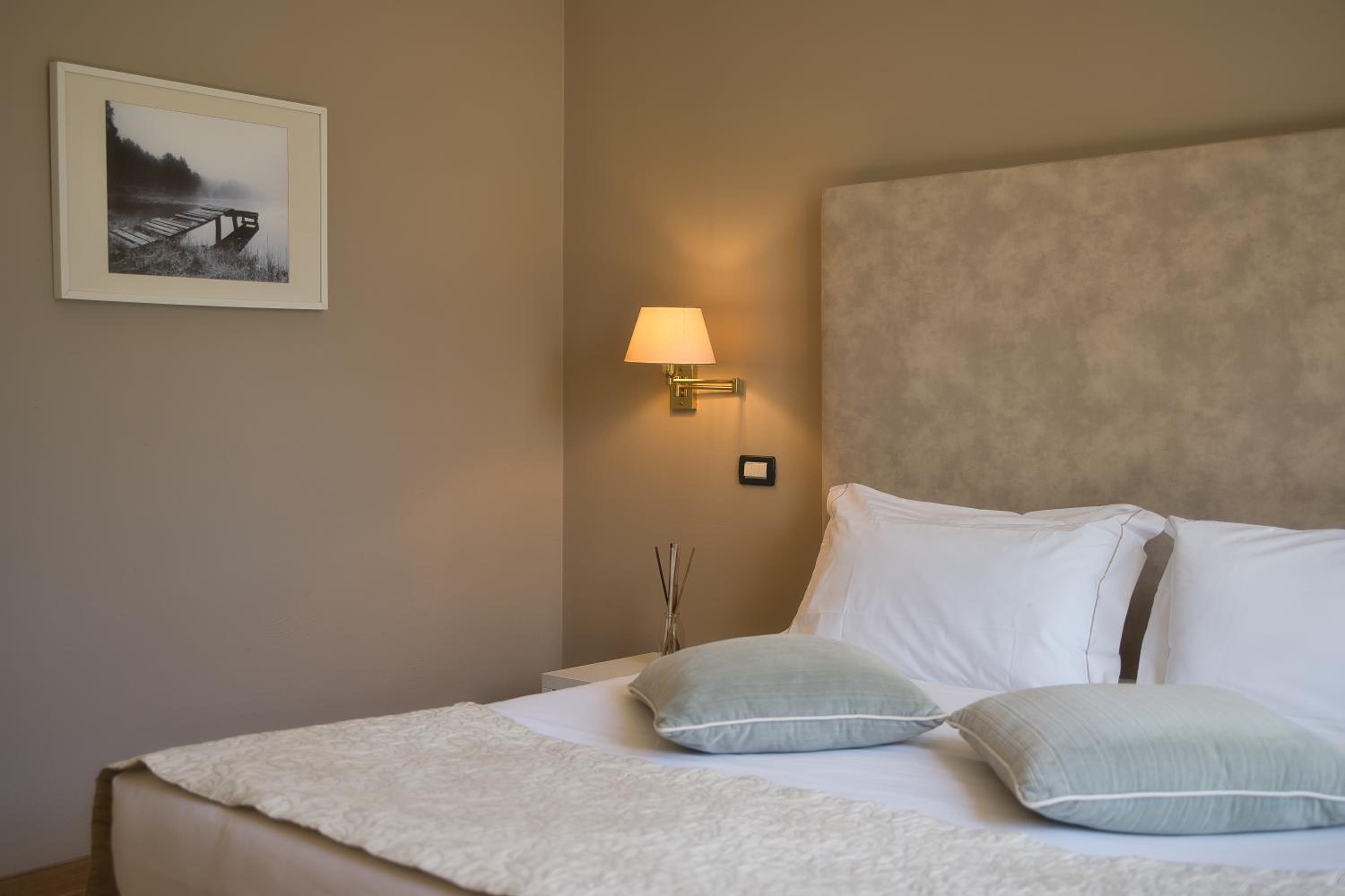Deluxe Double or Twin Room with Lake View - Photo 6