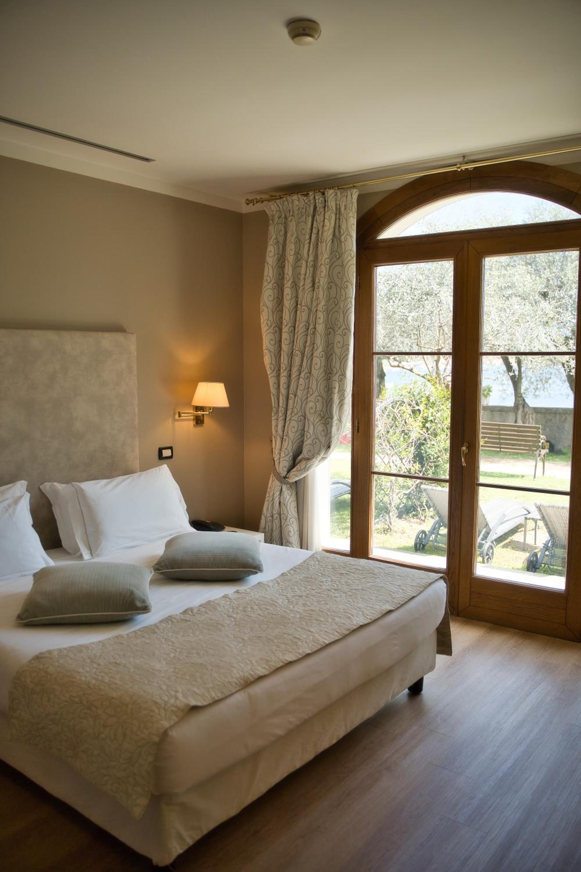 Deluxe Double or Twin Room with Lake View - Photo 2
