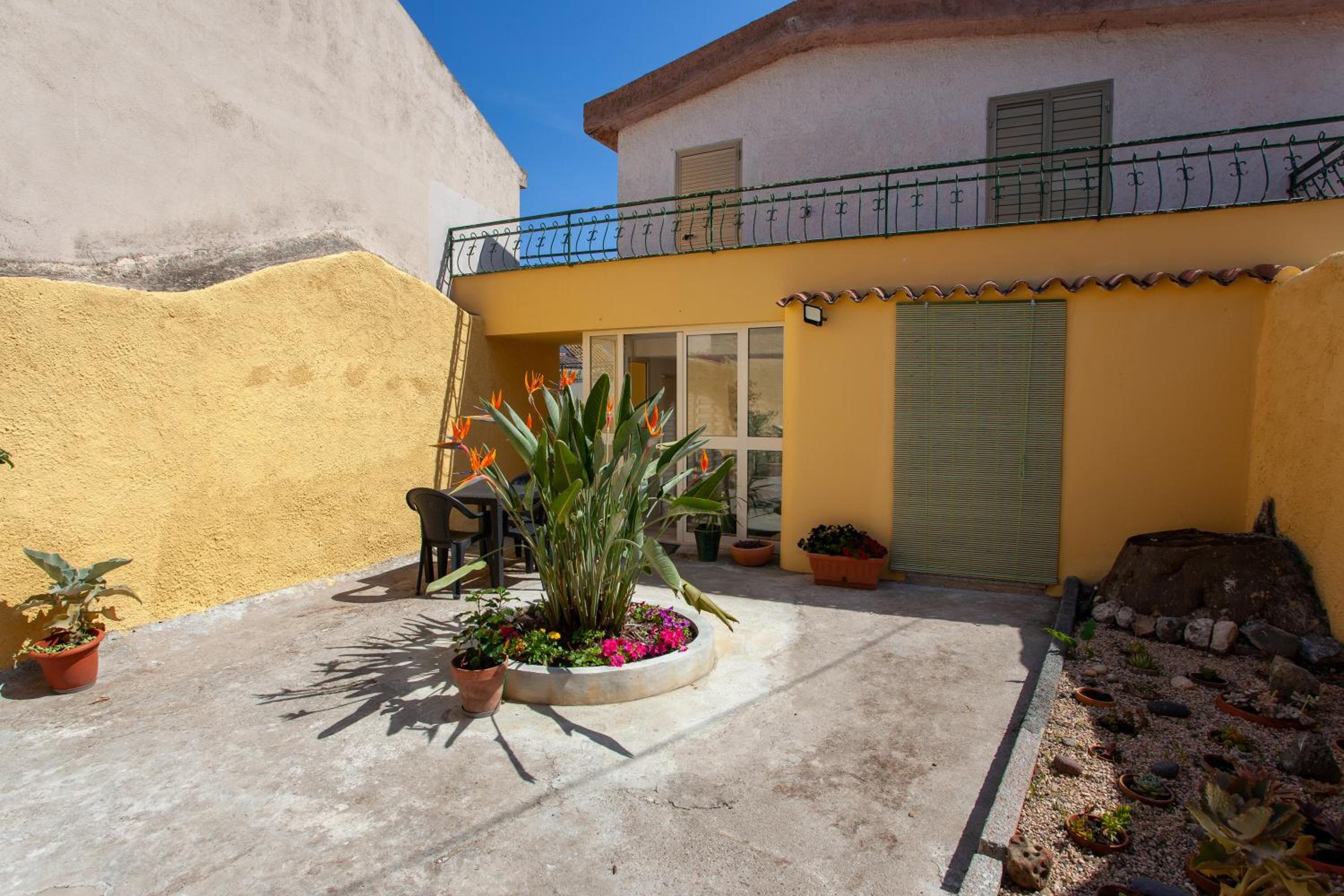 One-Bedroom Apartment with Garden View photo 2
