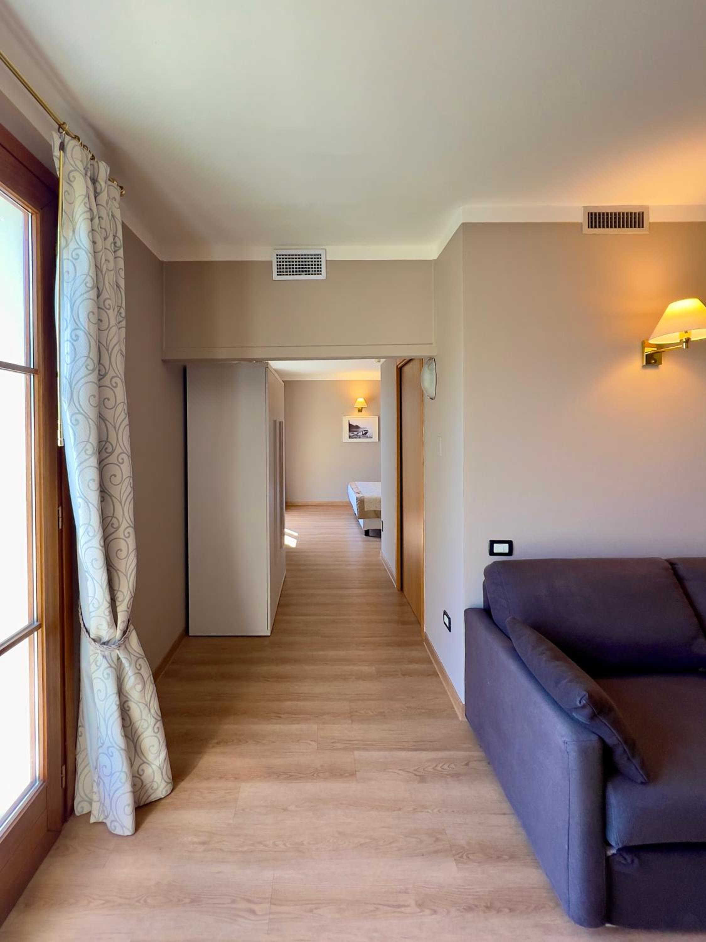 Junior Suite with Balcony and Lake View photo 2