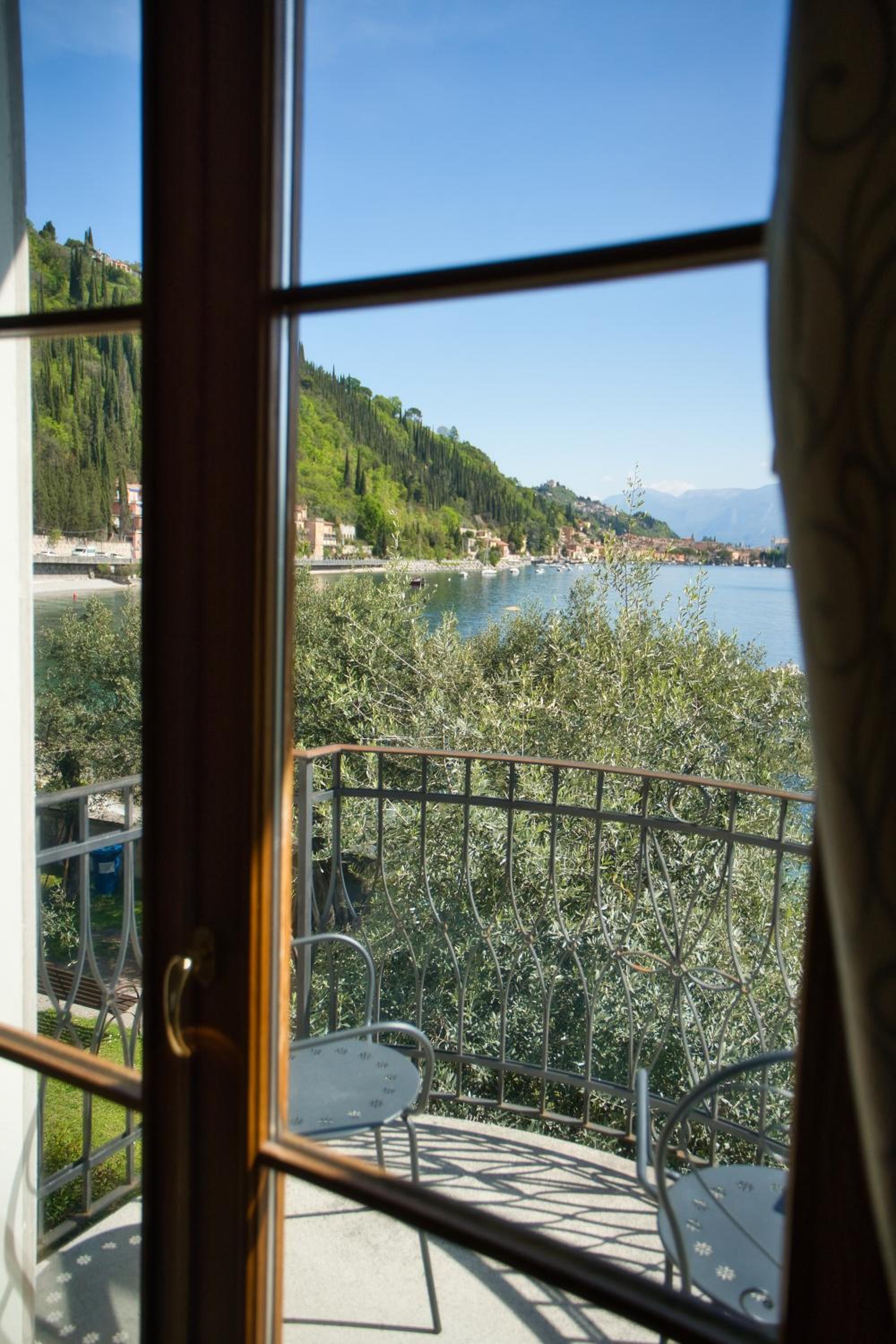 Junior Suite with Balcony and Lake View photo 3