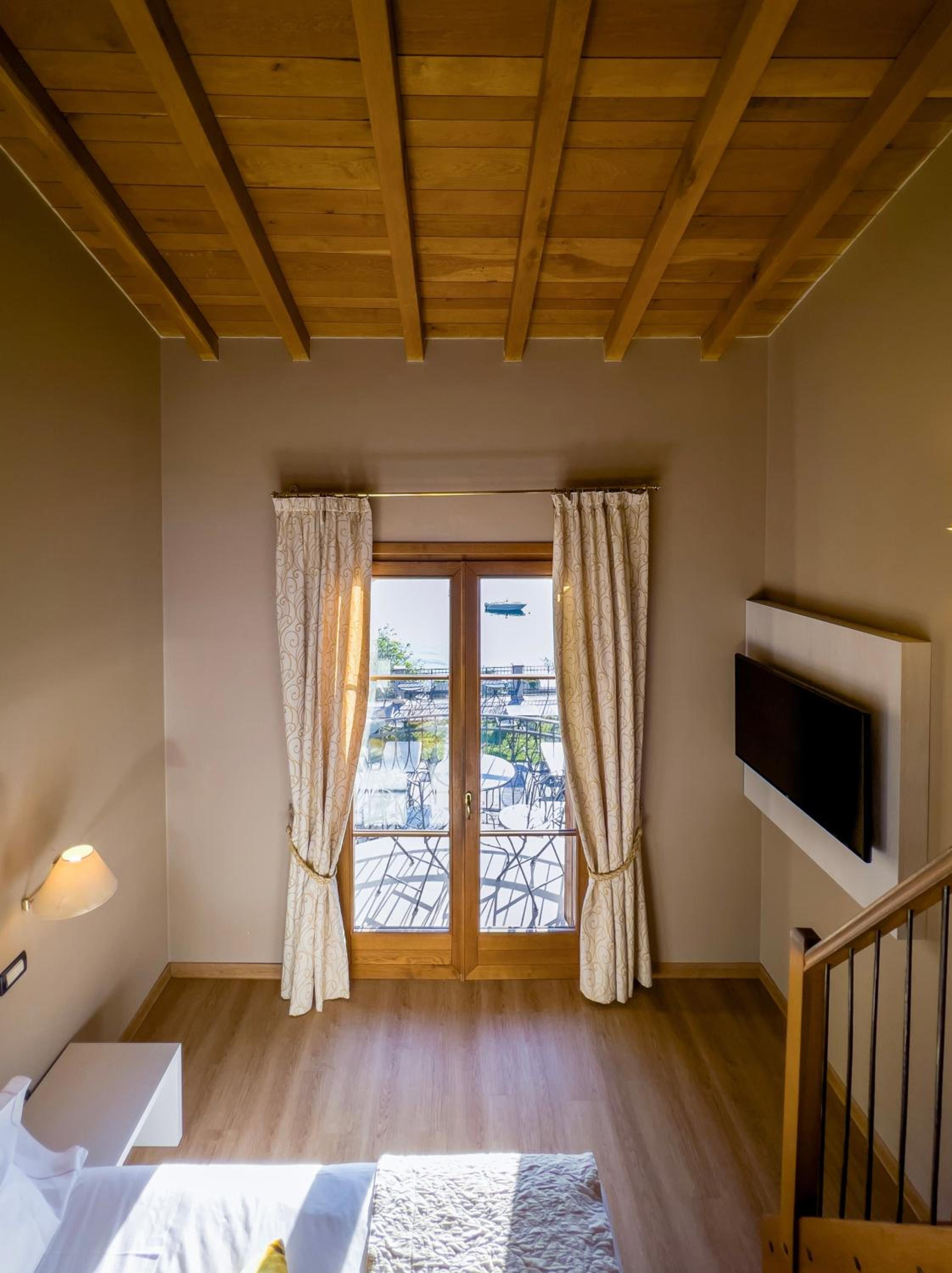 Junior Suite with Lake View - Split Level