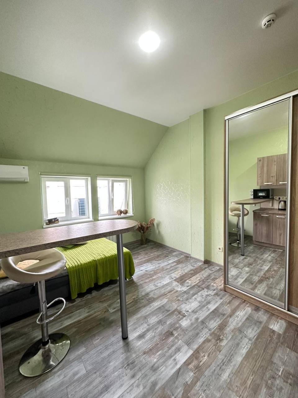 One-Bedroom Apartment photo 1