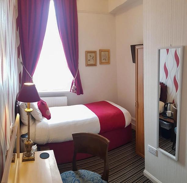 Single Room with Private Bathroom photo 2