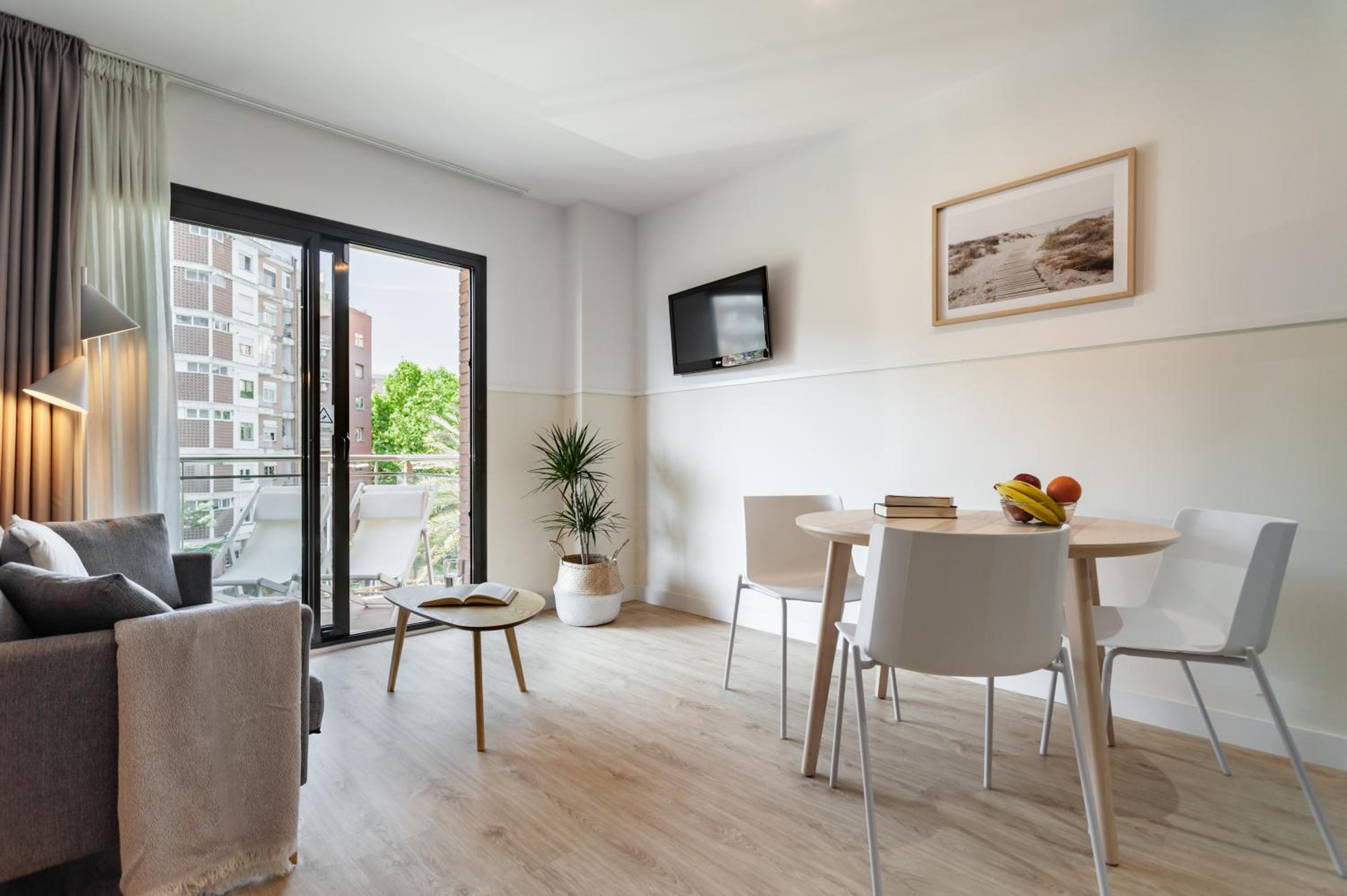 Apartamento de dos habitaciones con balcón