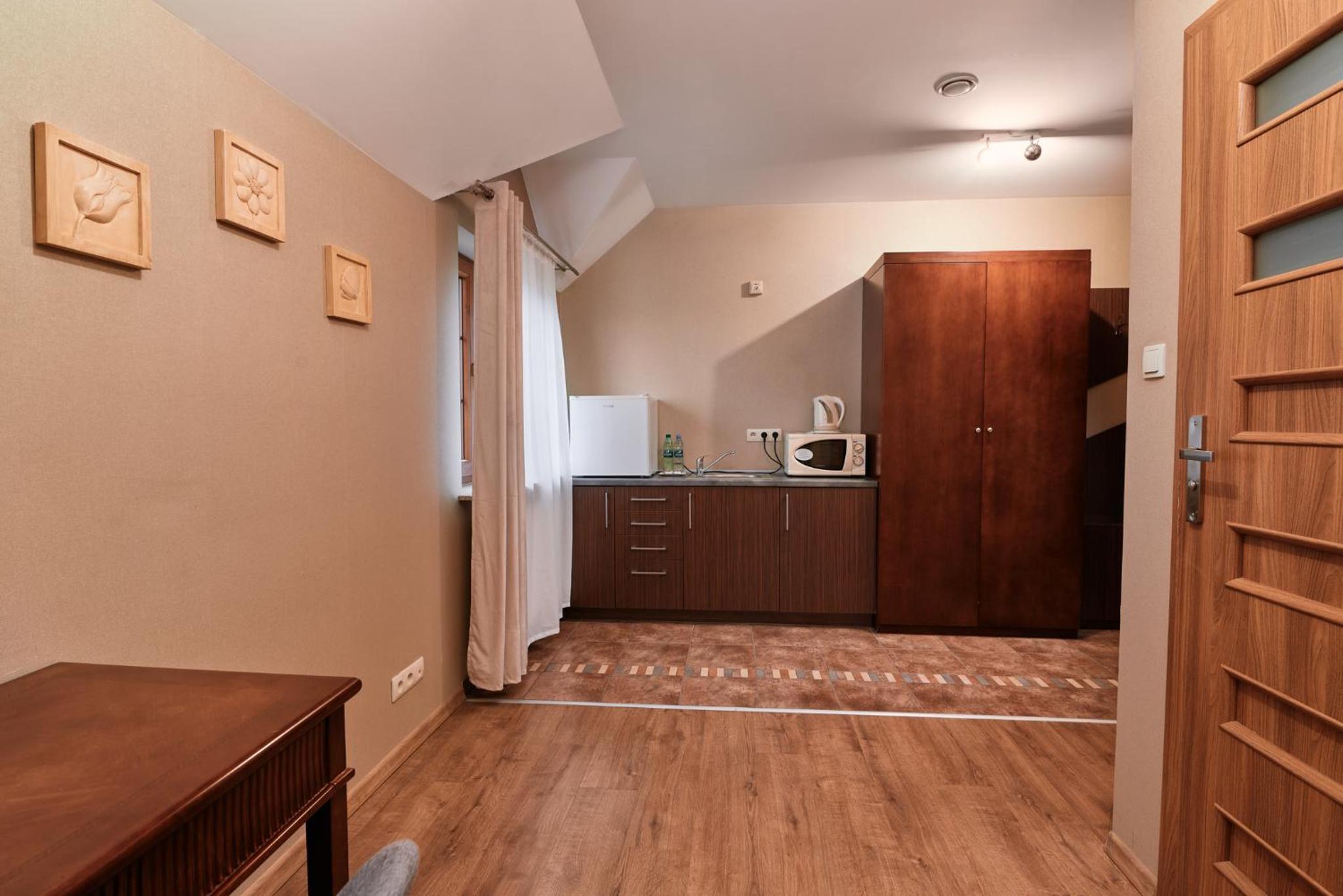 Family Room with Shared Bathroom photo 2