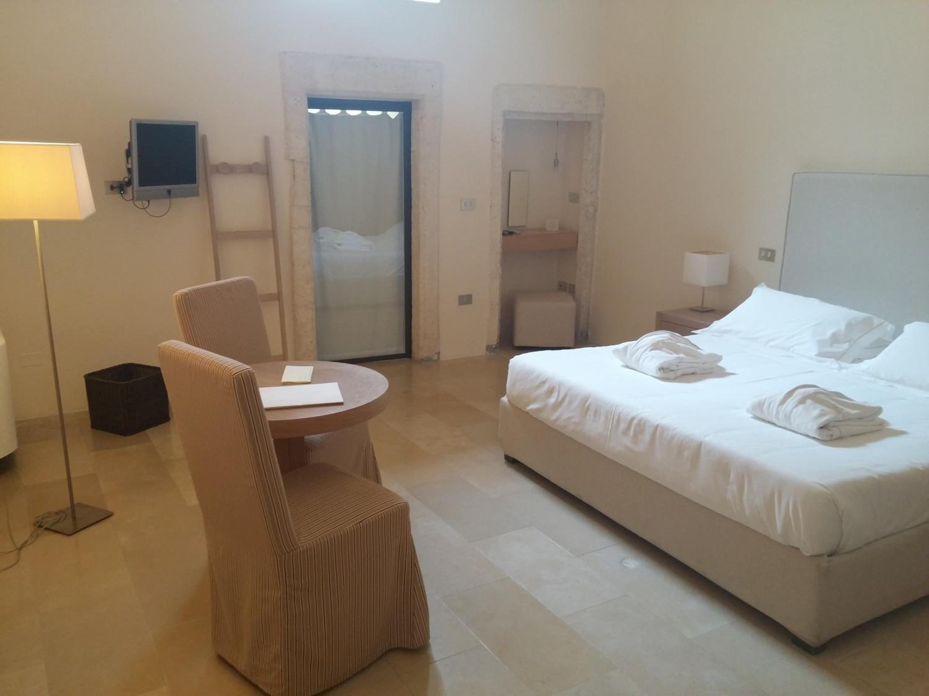 Deluxe Double Room - Photo 29