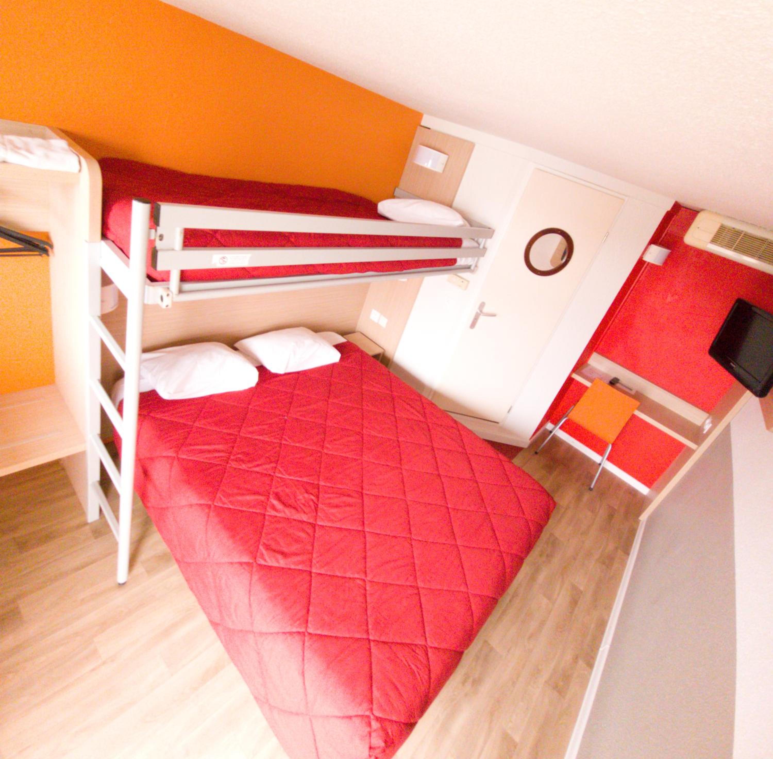Triple Room (1 Double Bed + 1 Single Bed) photo 1