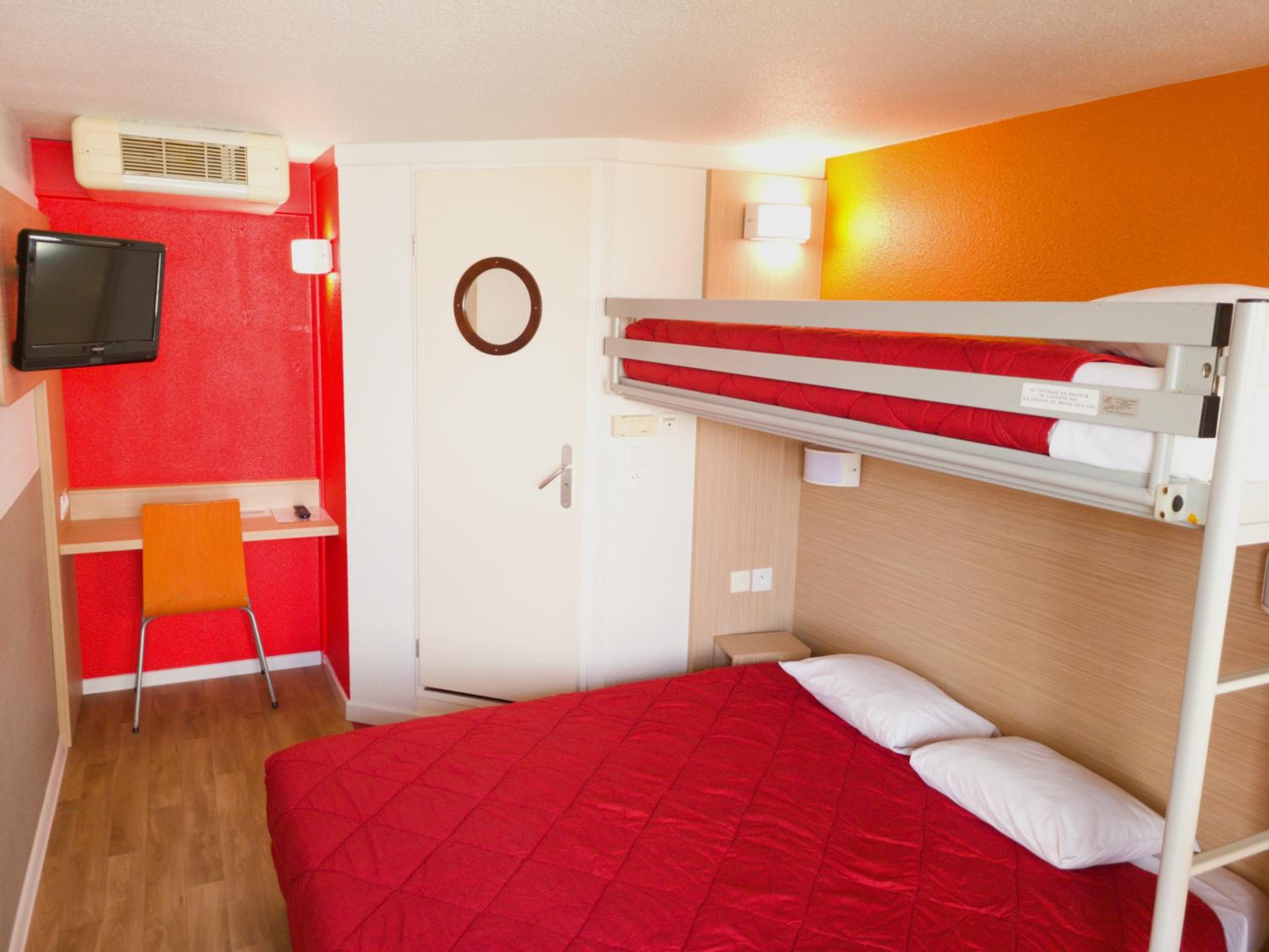 Triple Room (1 Double Bed + 1 Single Bed) photo 3