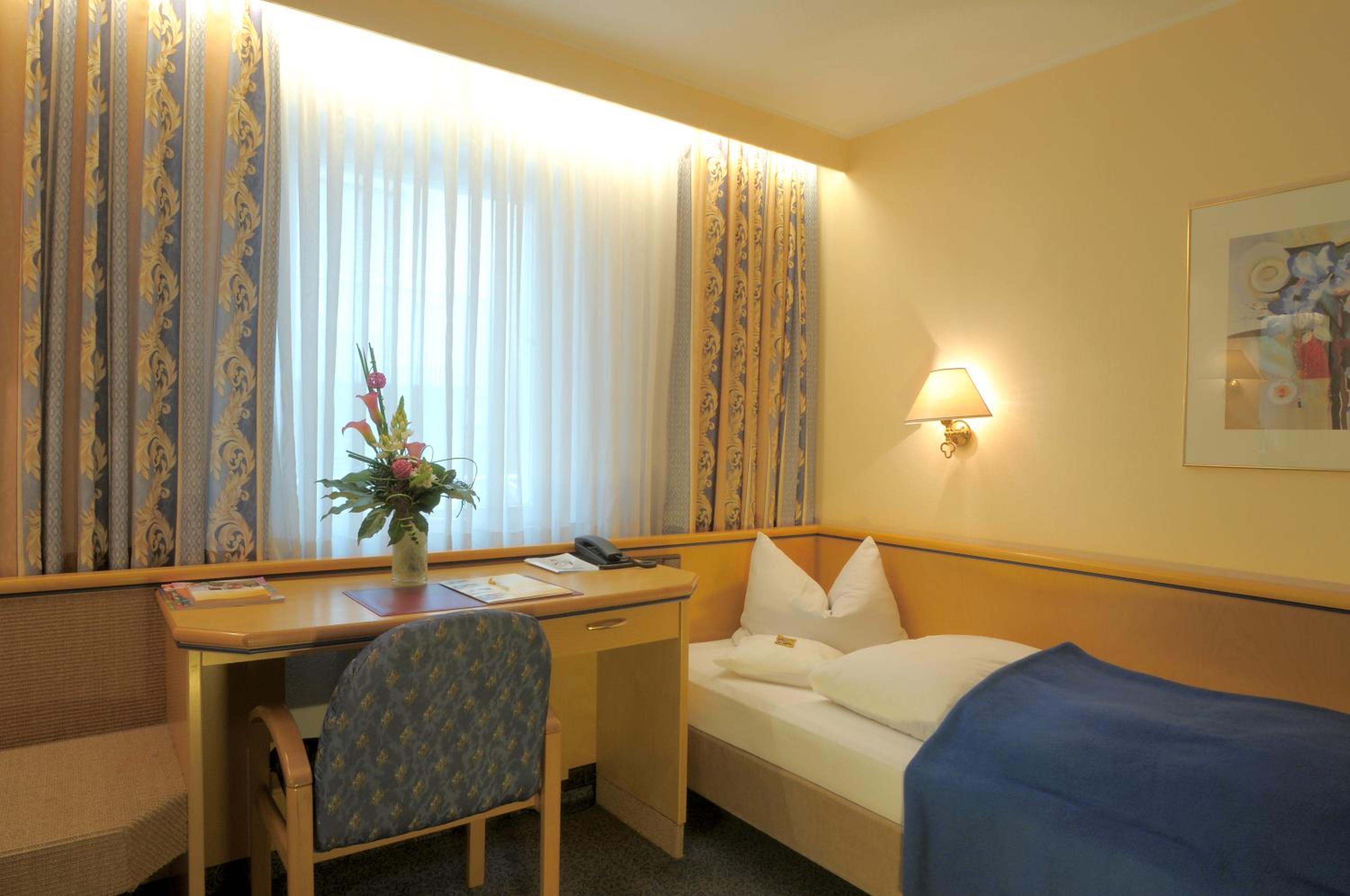 Small Single Room photo 2