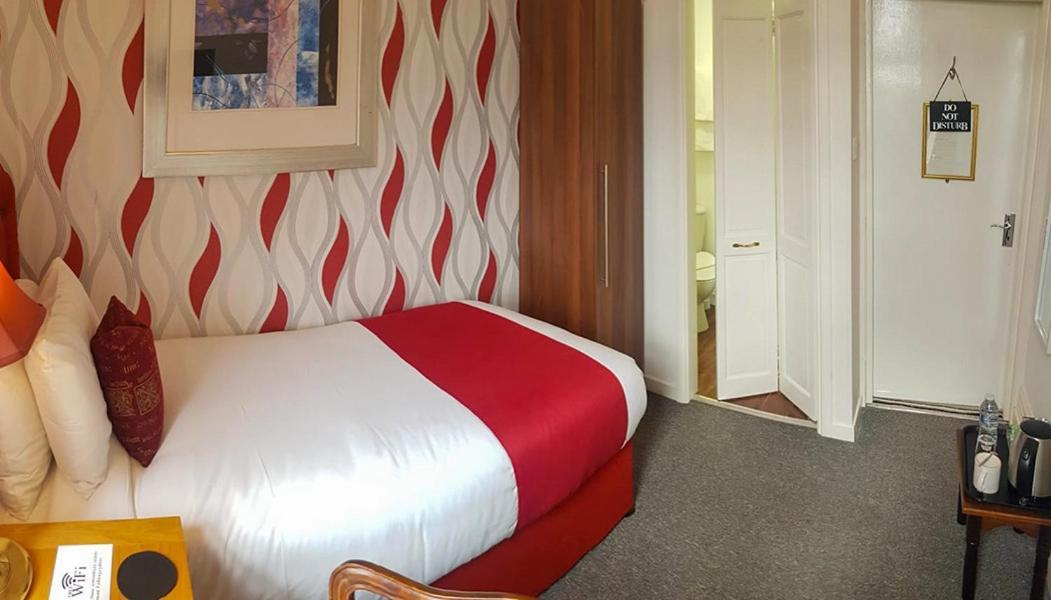 Single Room with Private Bathroom photo 2