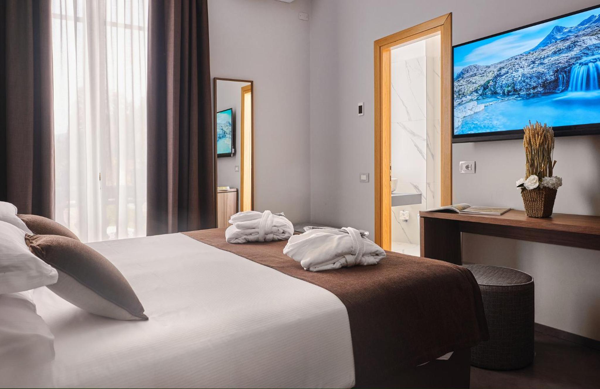 Double or Twin Room with Lake View - Photo 1