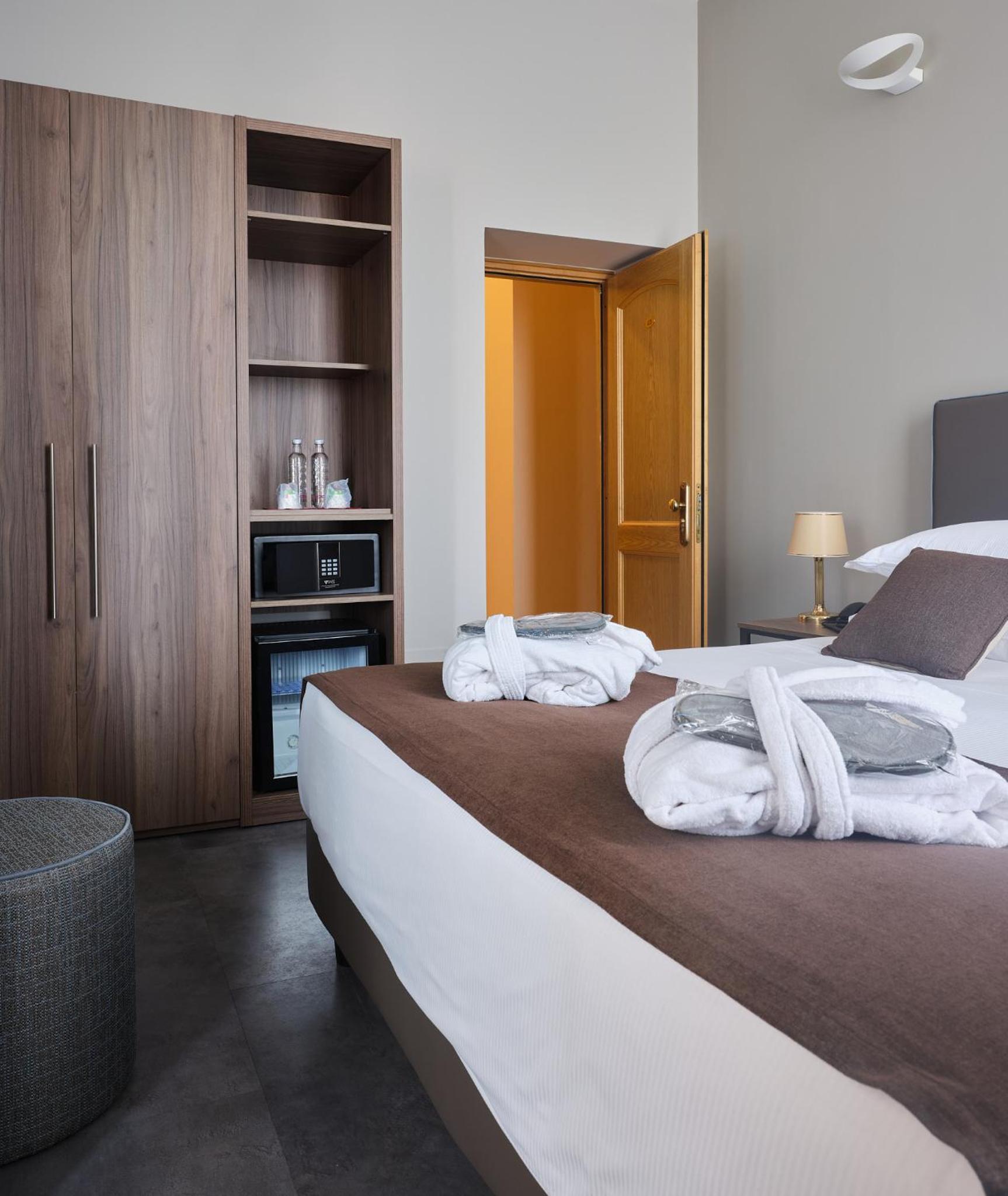 Double or Twin Room with Lake View - Photo 2