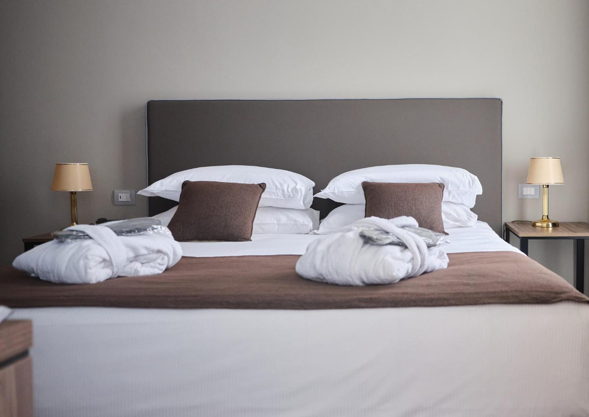 Double or Twin Room with Lake View - Photo 4