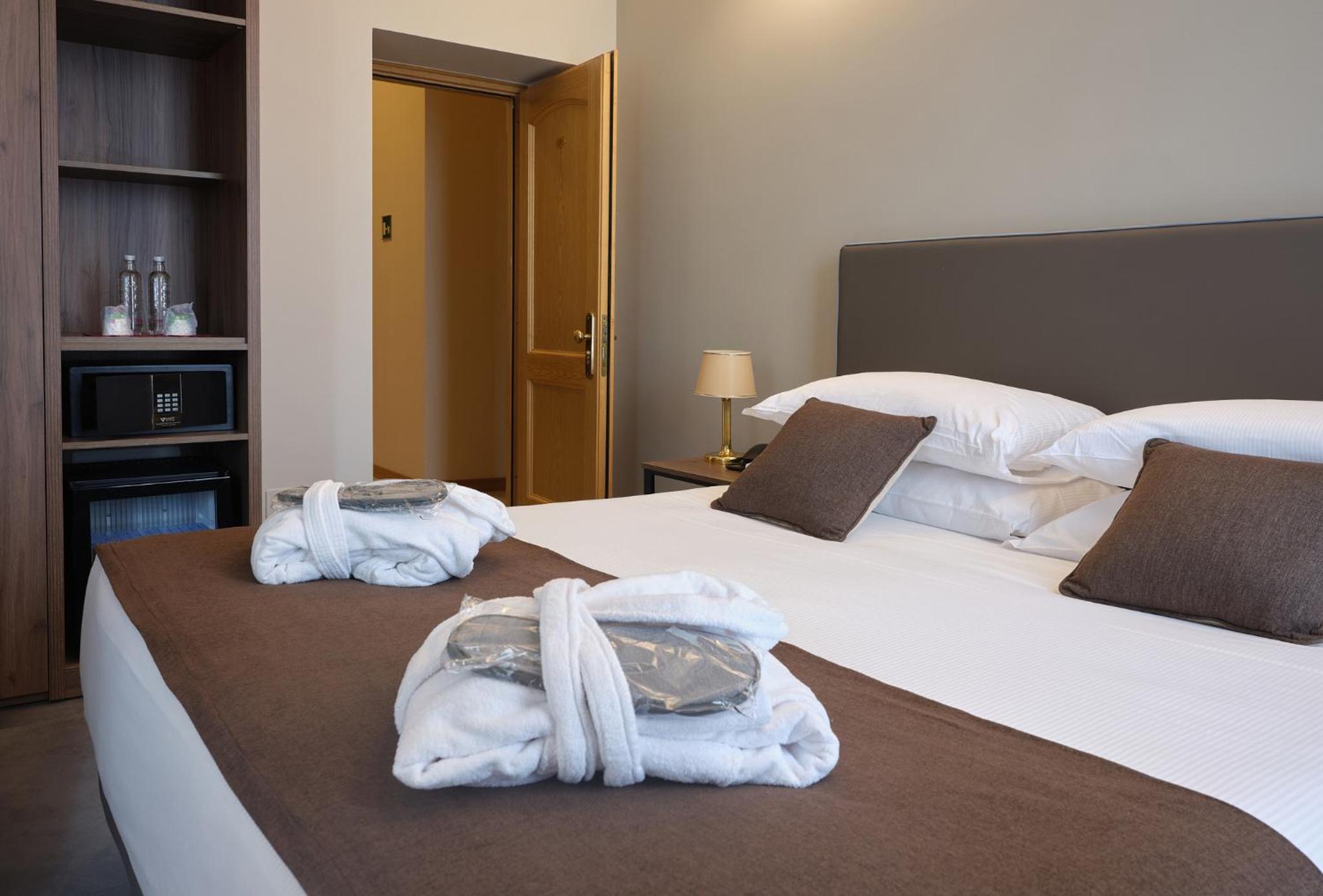 Double or Twin Room with Lake View - Photo 5