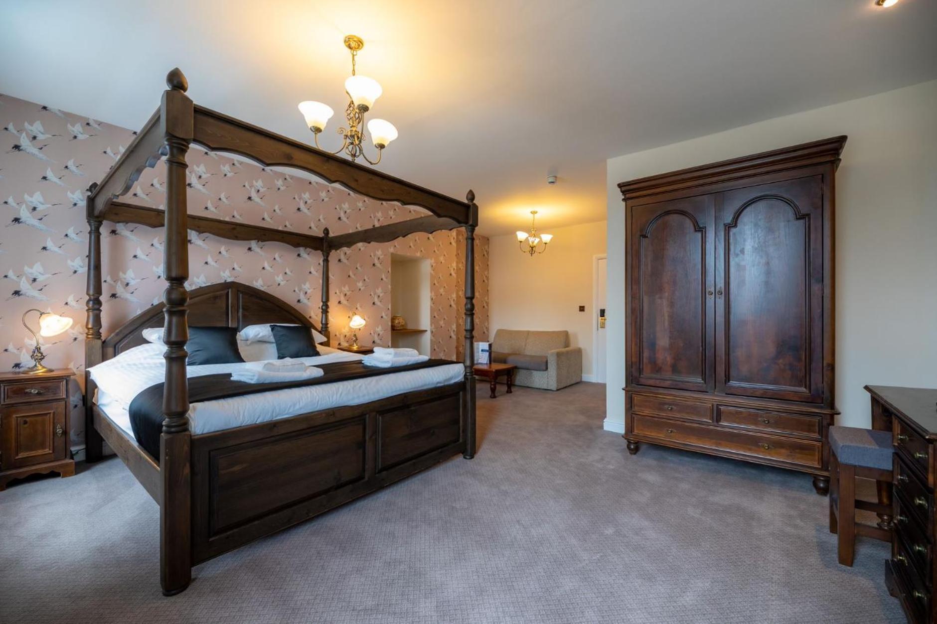 Double Room with Four Poster Bed - Photo 2