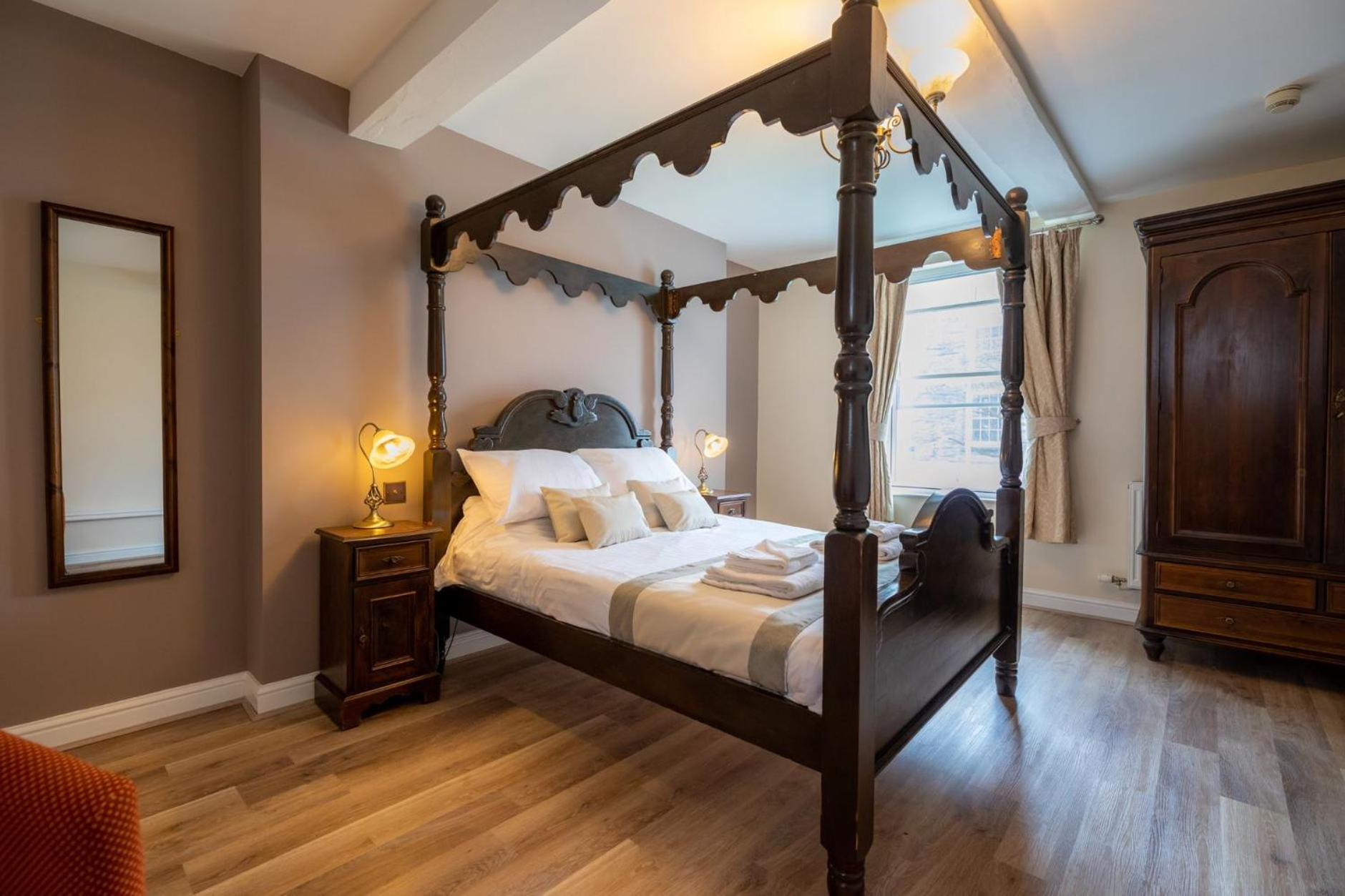 Double Room with Four Poster Bed - Photo 1