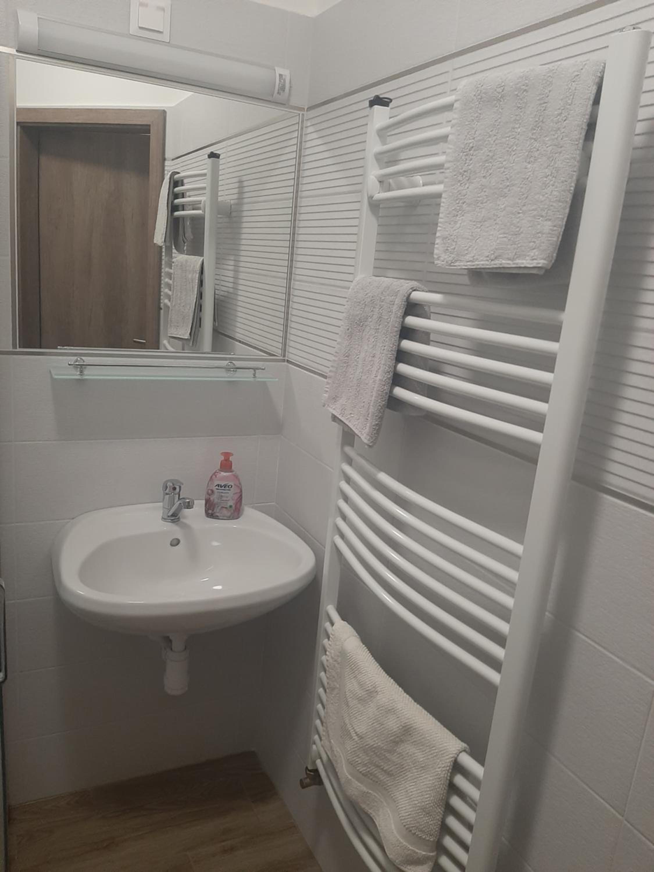 Double Room with Private Bathroom - Photo 3