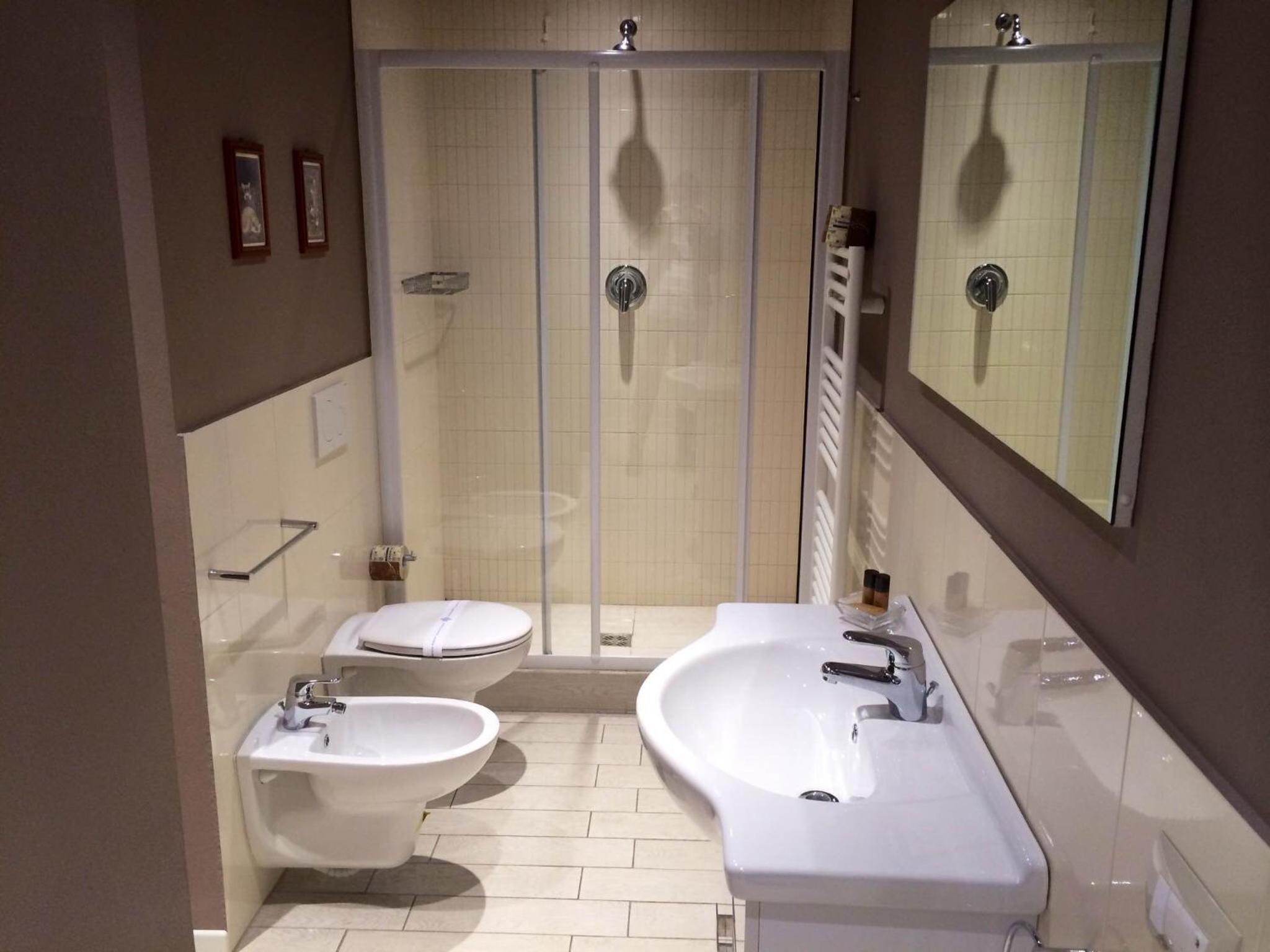 Deluxe One-Bedroom Apartment with Free Parking photo 2