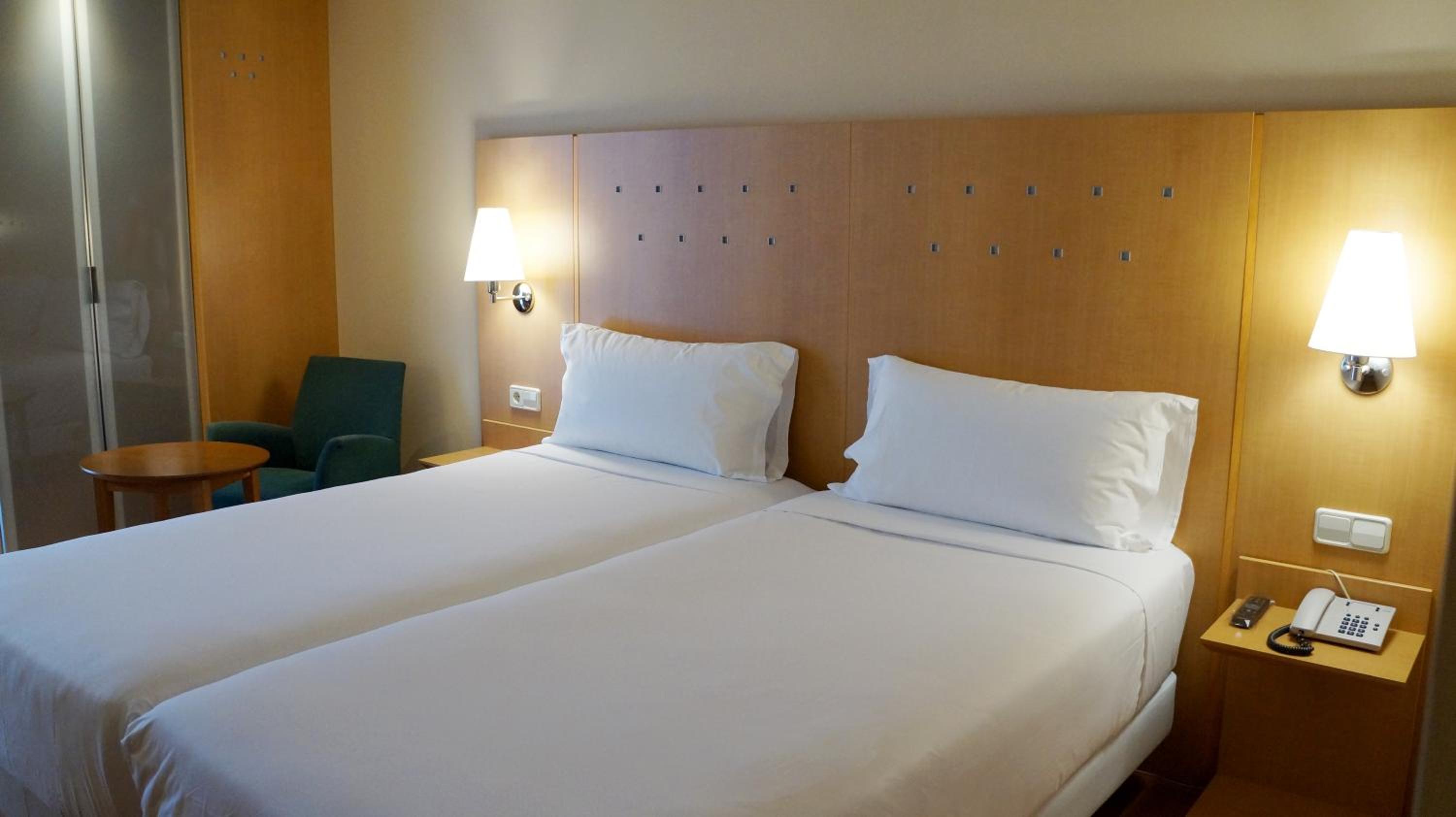 Standard Twin Room - Photo 4