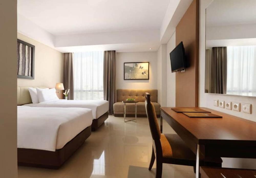 Deluxe Room, 2 Twin Beds, Pool View