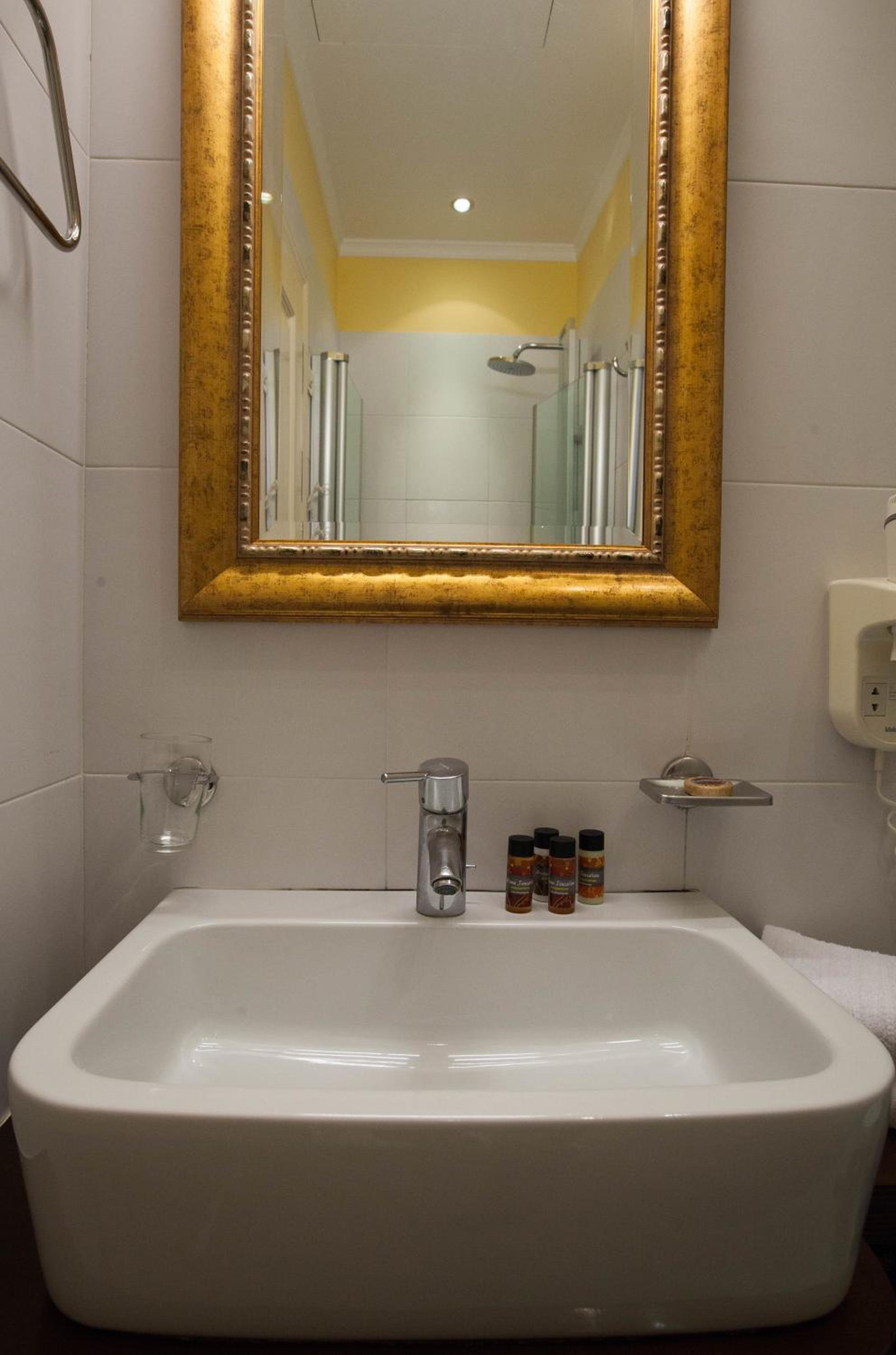 Deluxe Double Room with Balcony photo 3