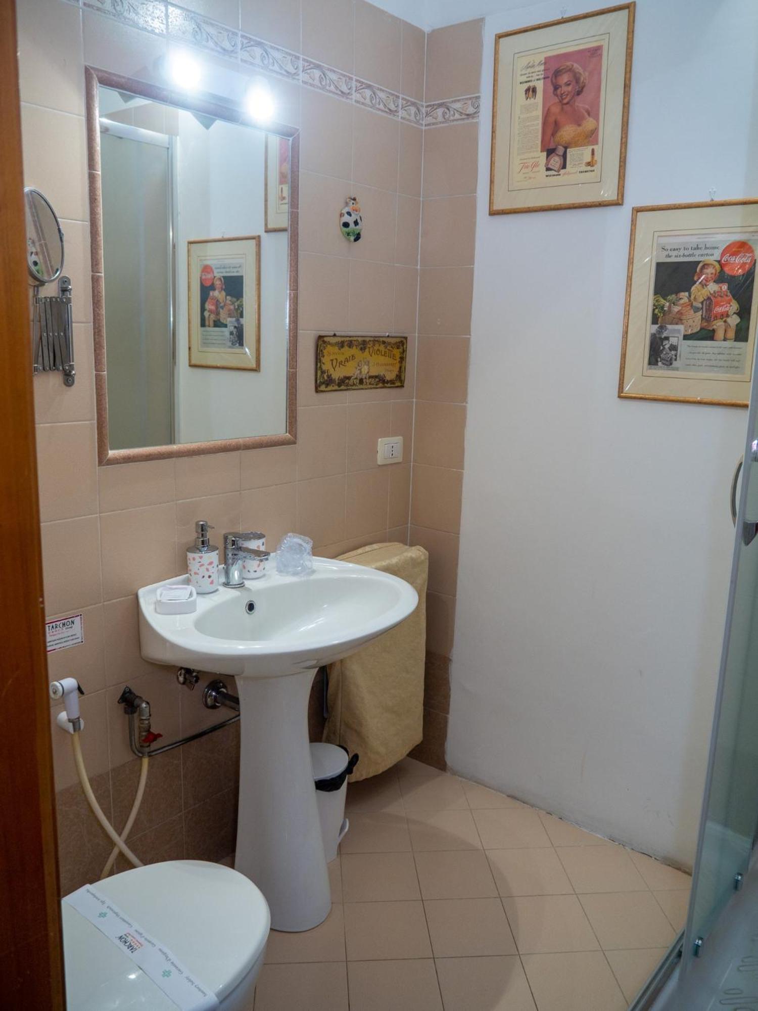 Standard Double Room - Photo 4