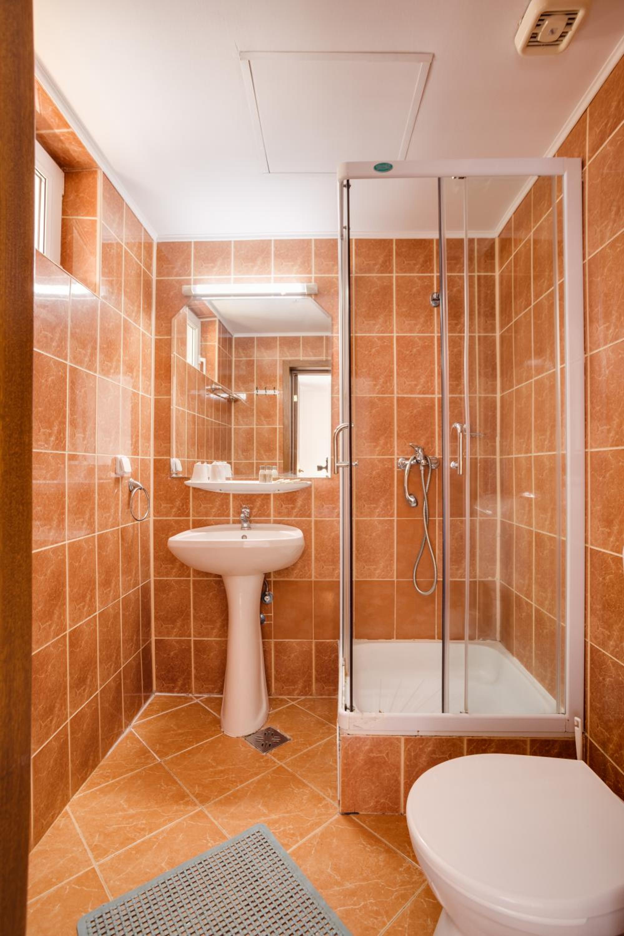 Double or Twin Room with Lake View photo 3