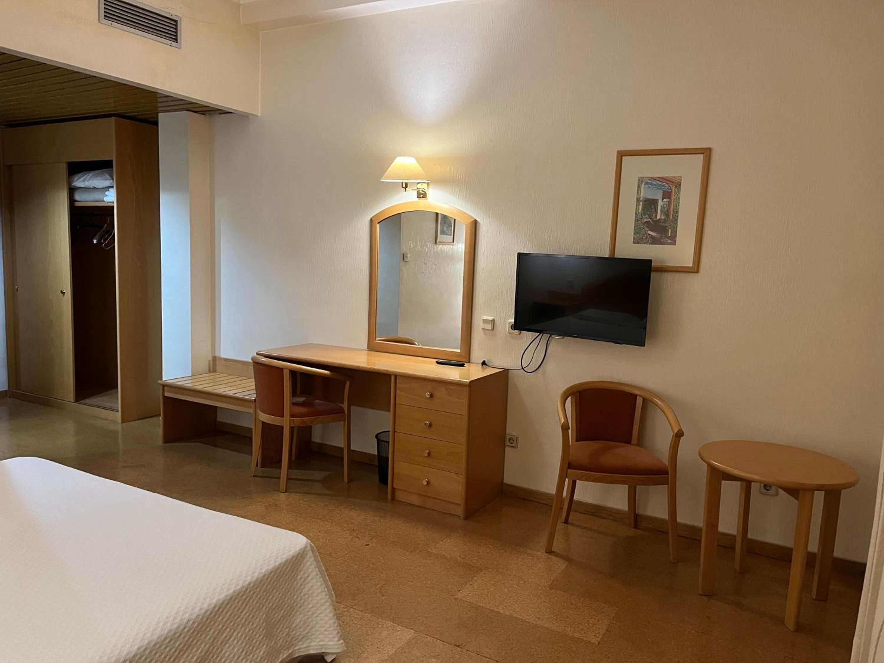 Double Room with River View - Photo 2