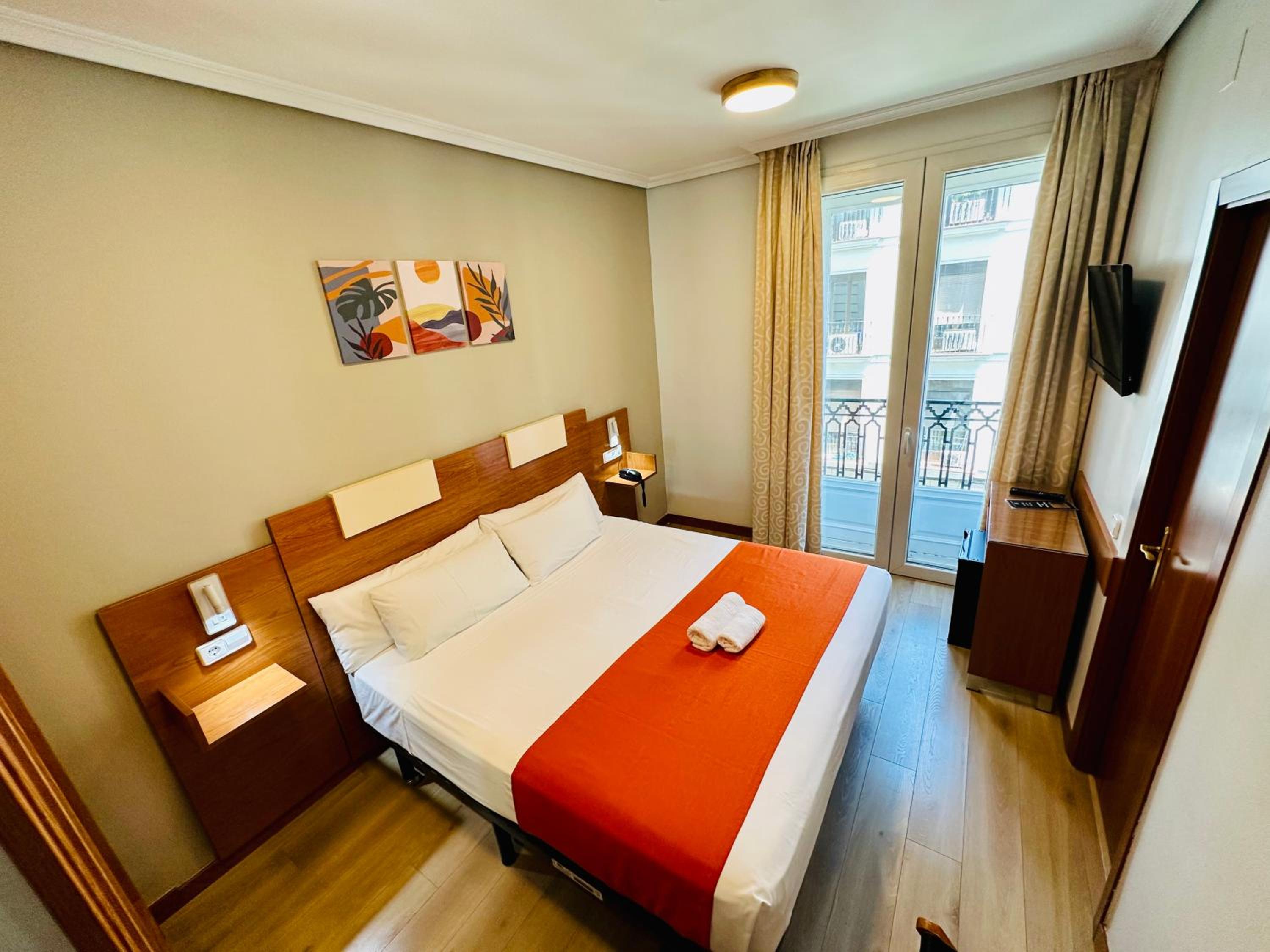 Double Room with Balcony and City View - Photo 4