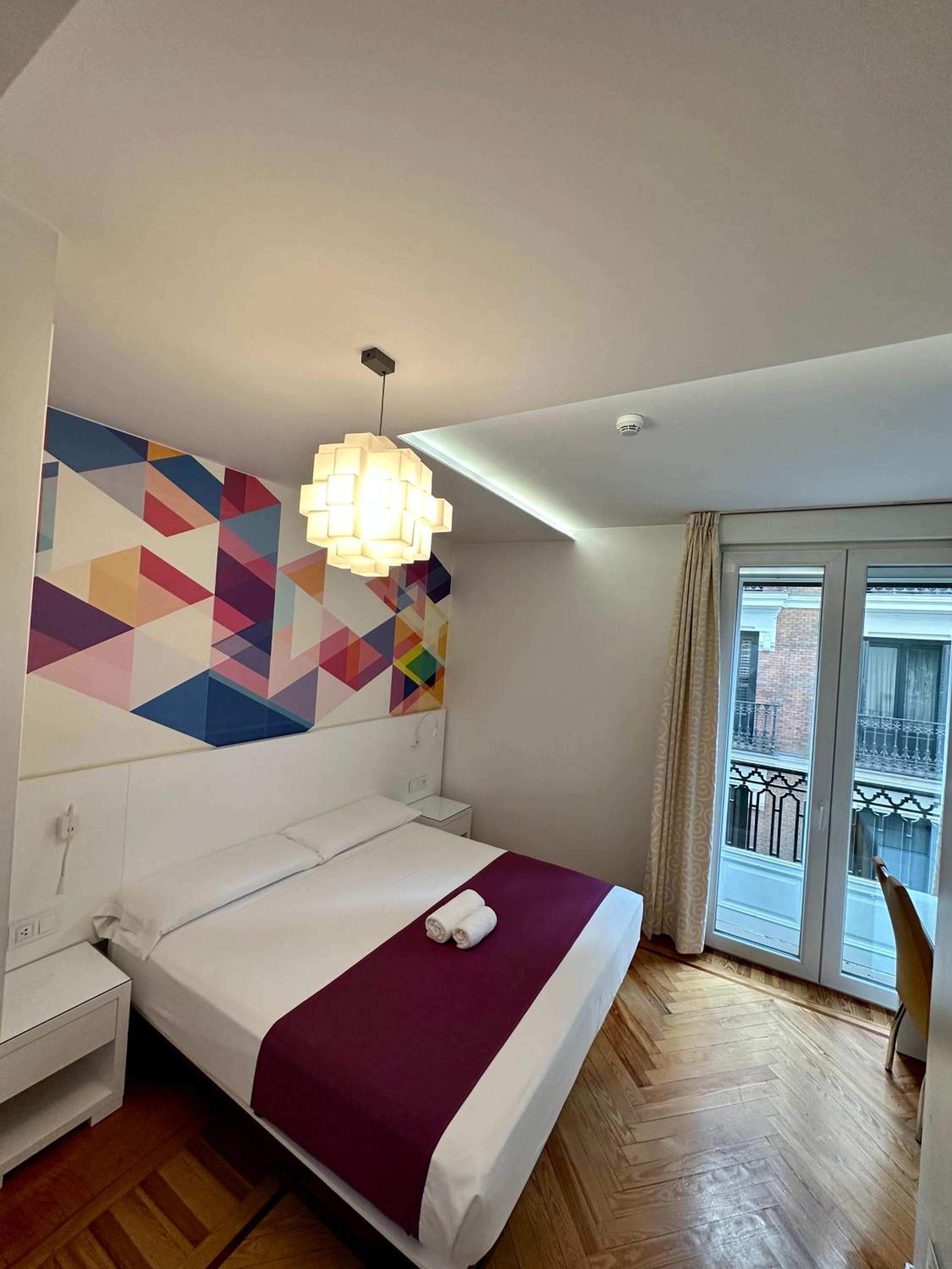 Double Room with Balcony and City View - Photo 5