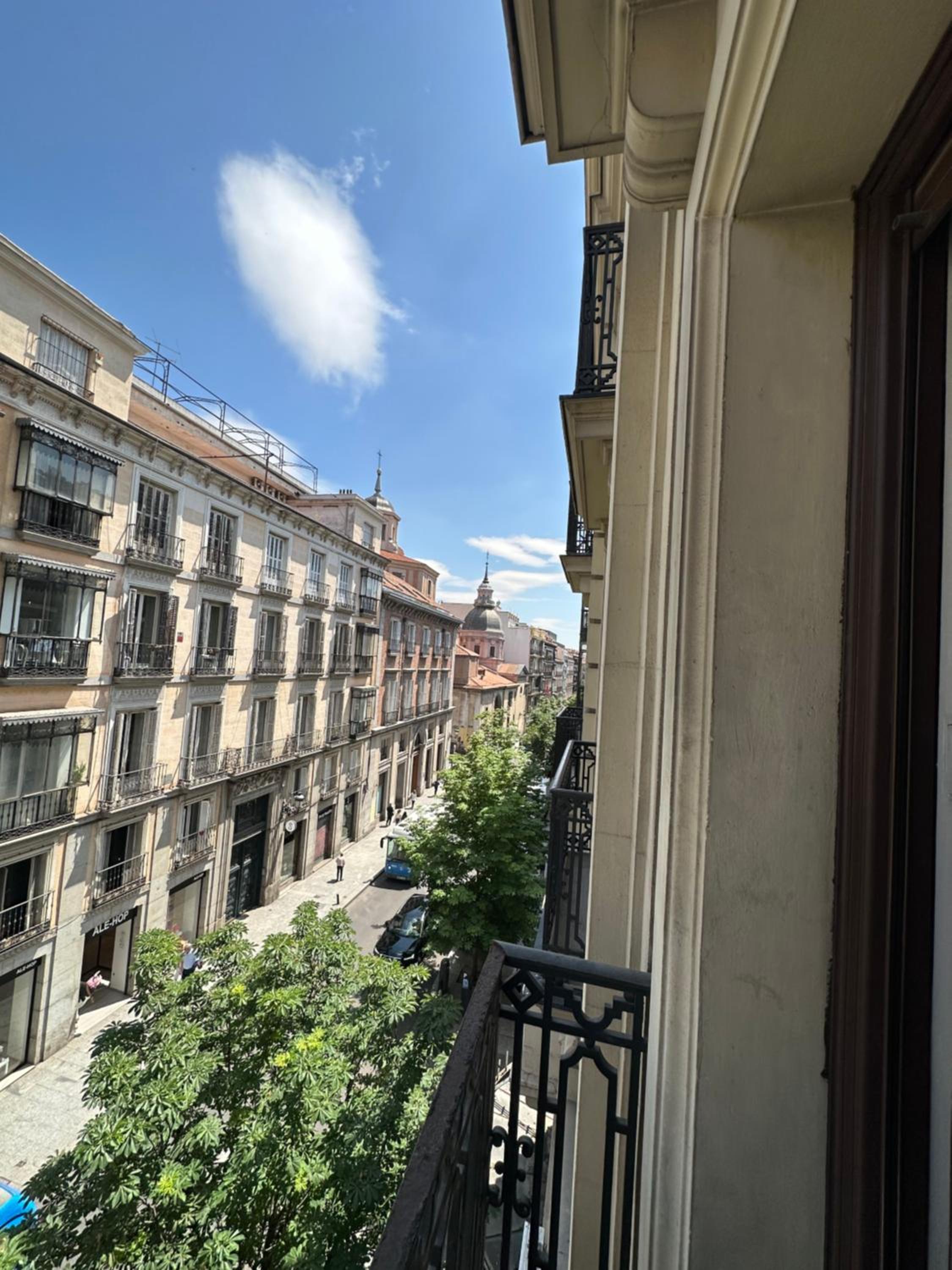 Double Room with Balcony and City View - Photo 15