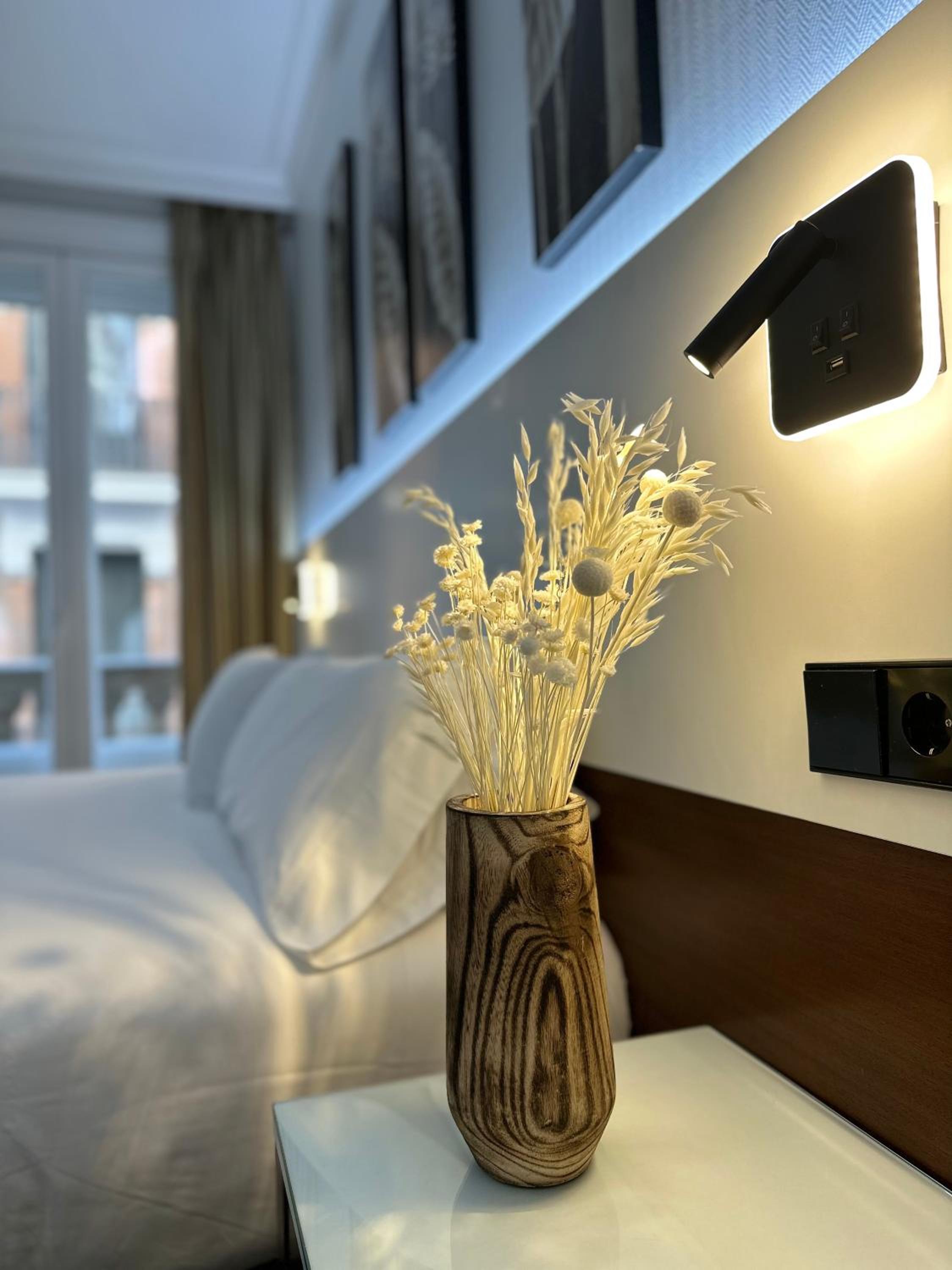 Double Room with Balcony and City View - Photo 7