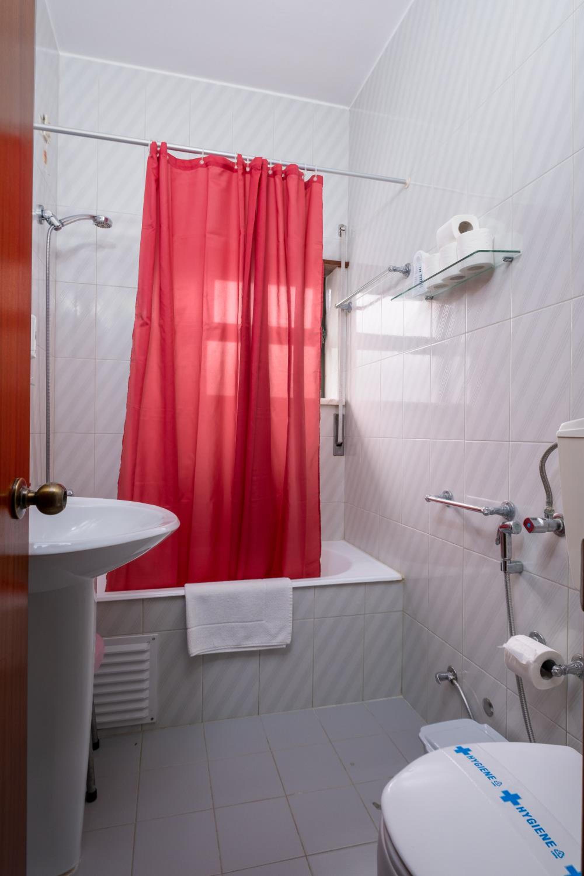 Twin Room with Balcony - Photo 7