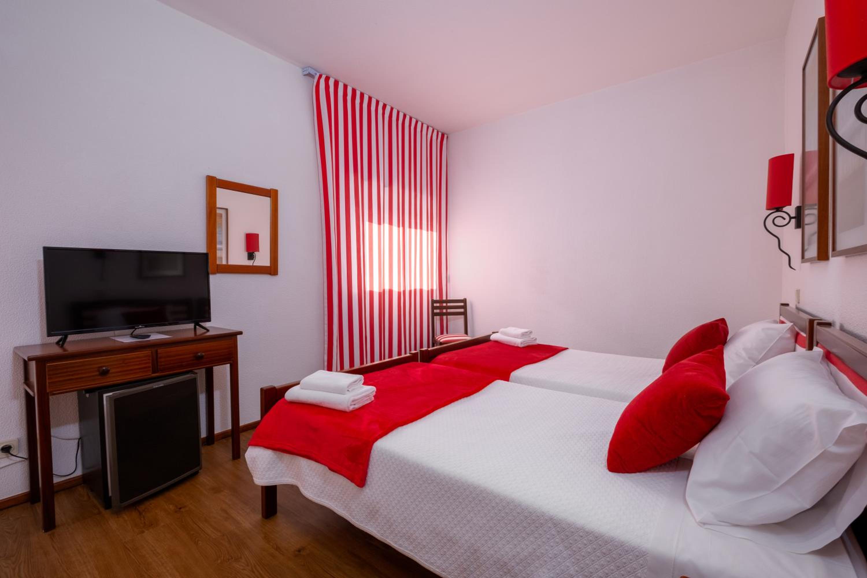 Twin Room with Balcony - Photo 6