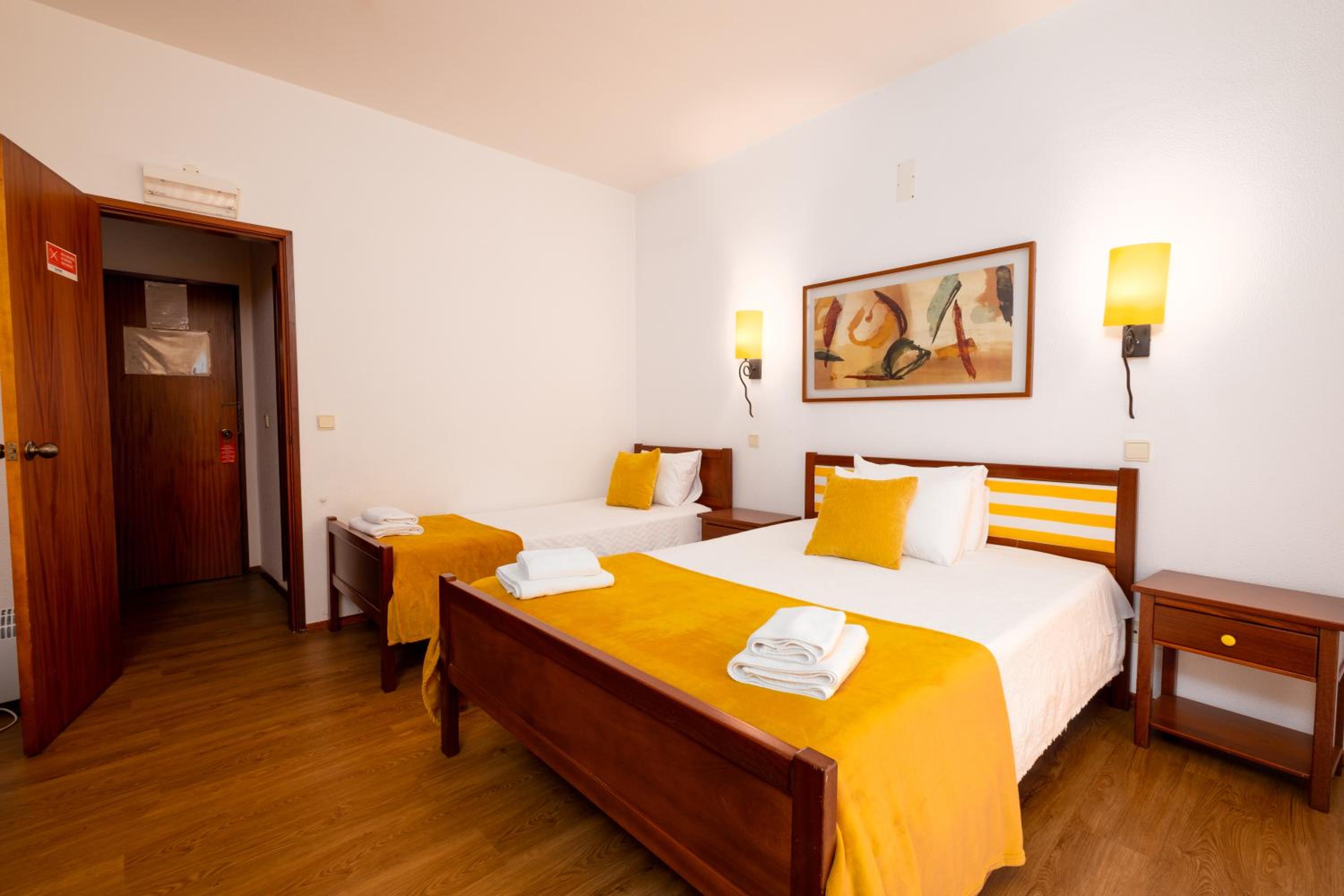 Triple Room with Balcony - Photo 7