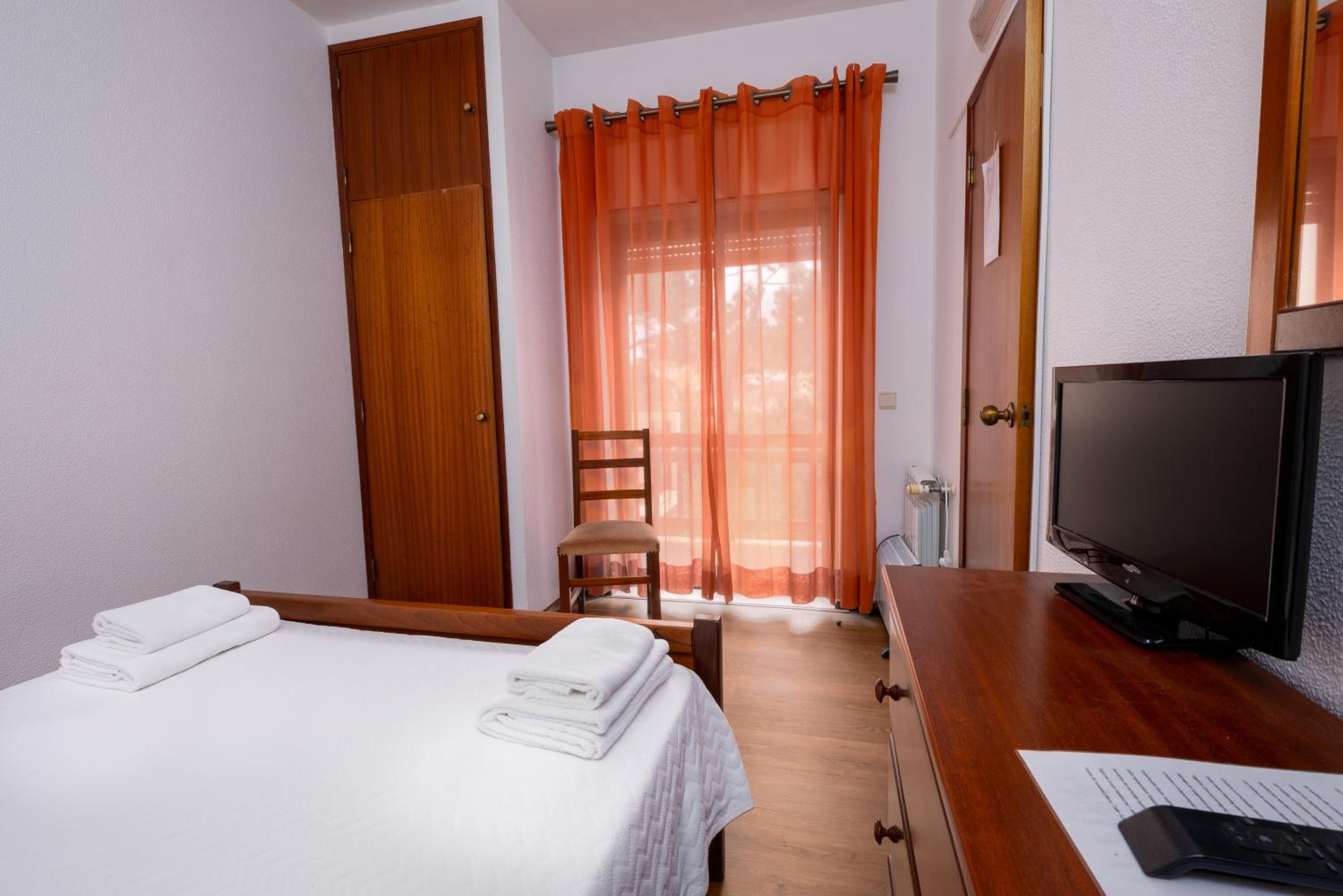 Quadruple Room with Balcony - Photo 5