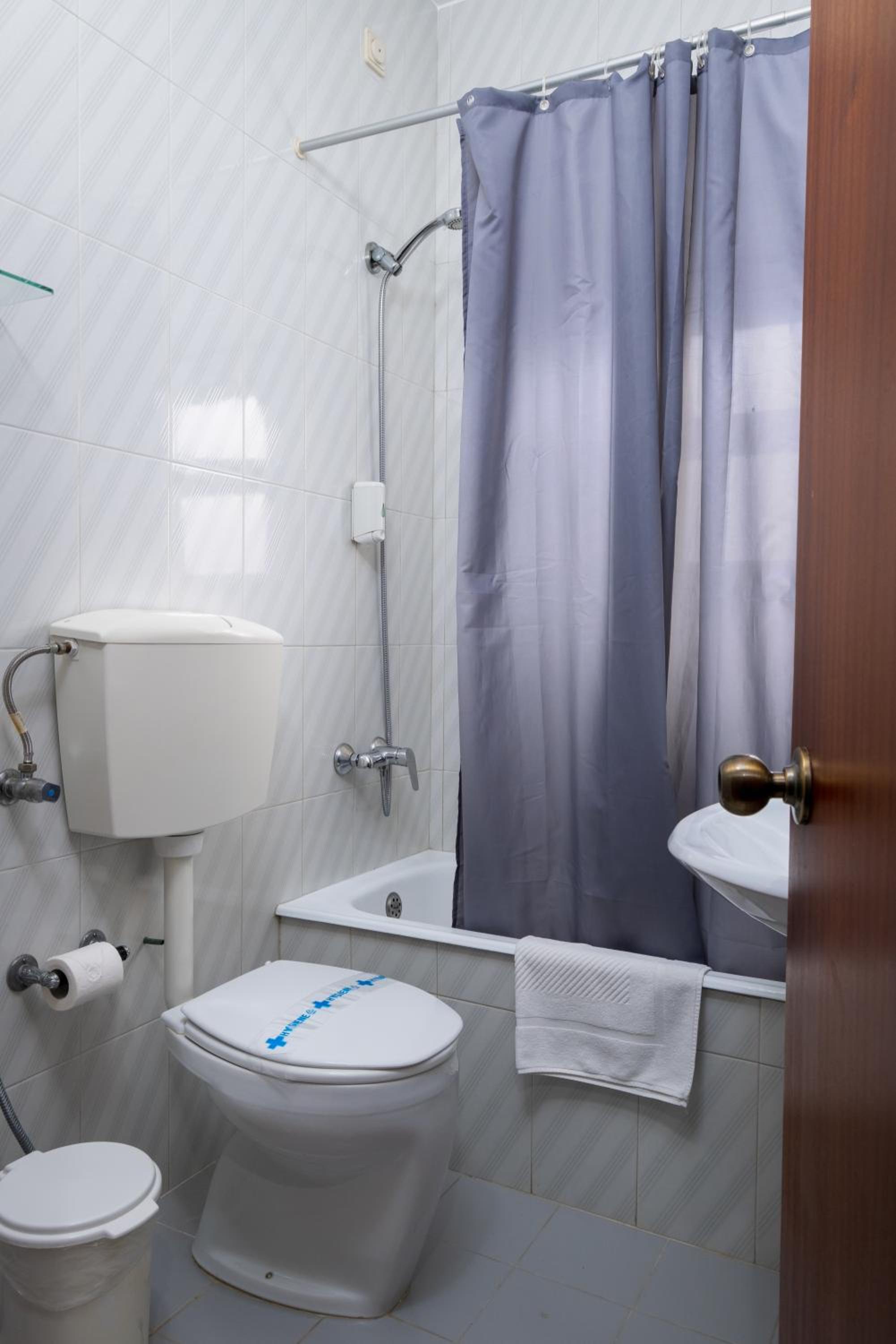 Double Room with Balcony - Photo 7