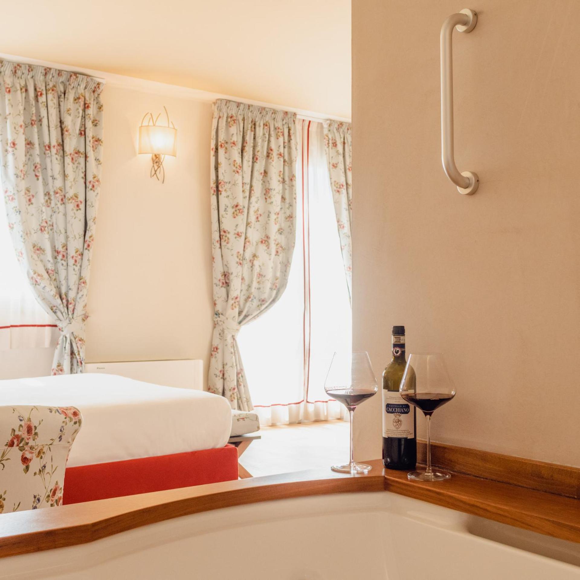 Suite with Hot Tub - Photo 1