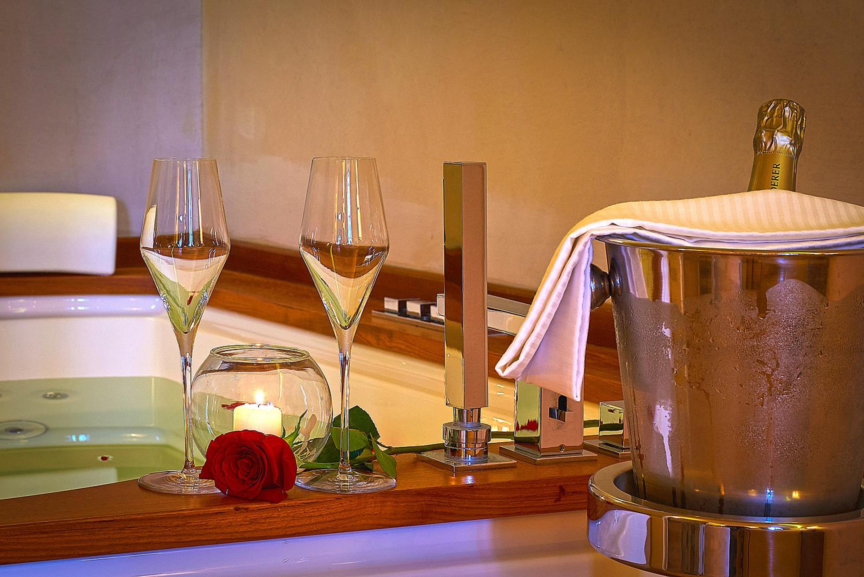 Suite with Hot Tub - Photo 9