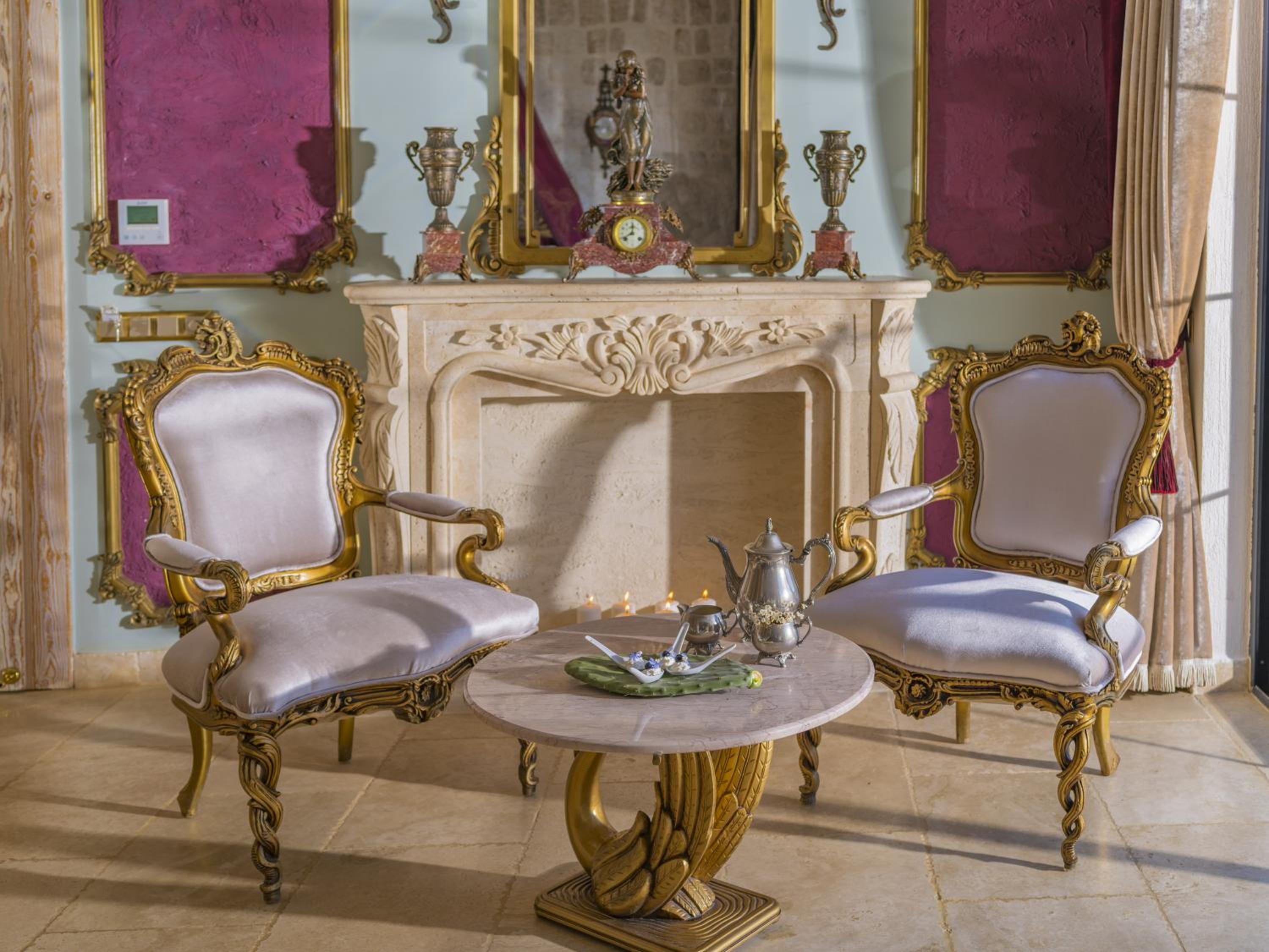Superior Suite - Photo 8