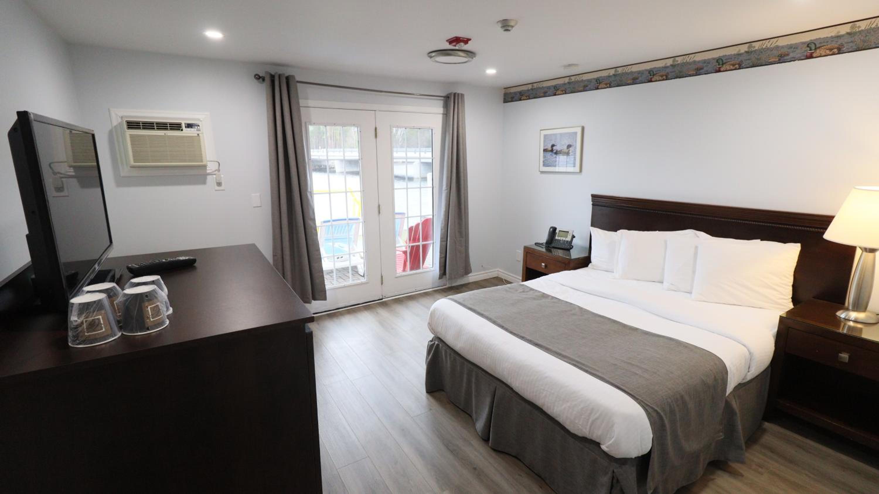 Queen Room with Lake View