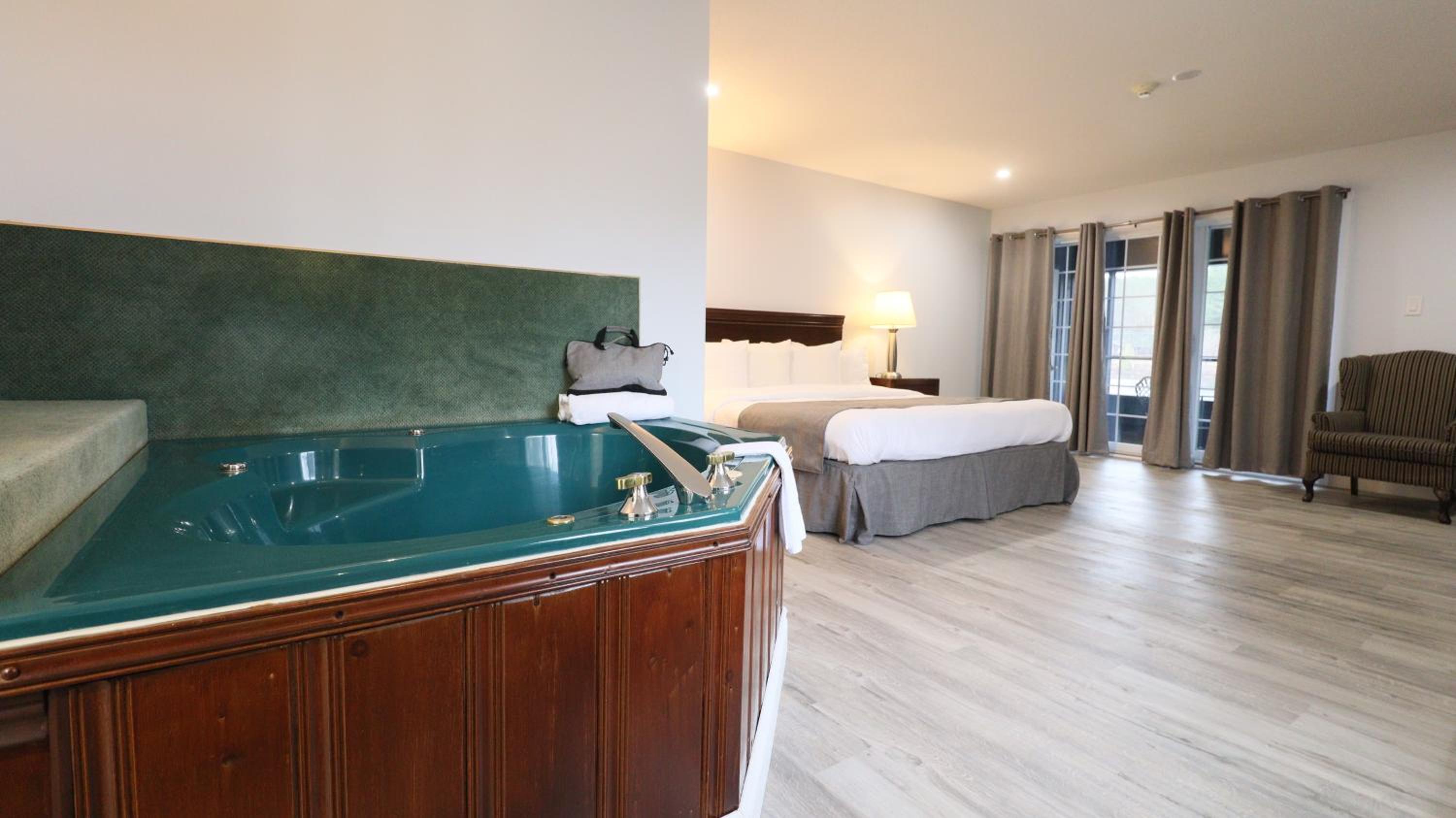King Suite with Jacuzzi (Lake View)