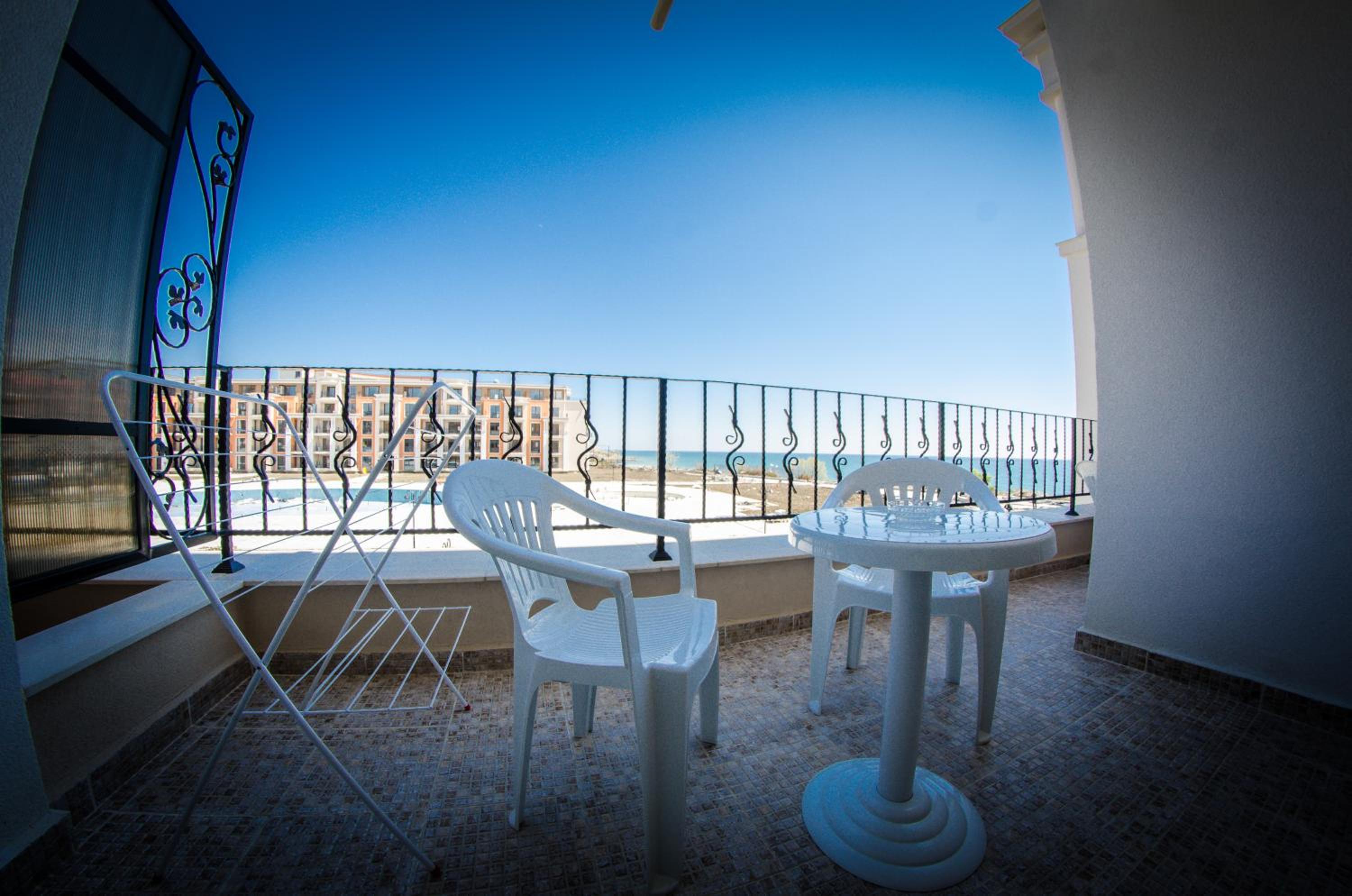 Studio with Balcony (2 Adults) photo 3